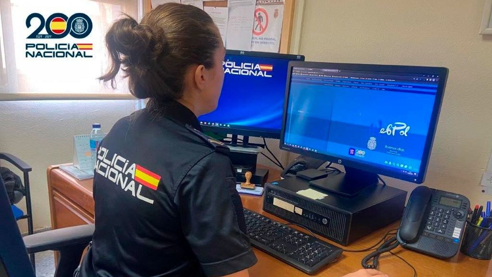 Una policía nacional trabaja en un ordenador