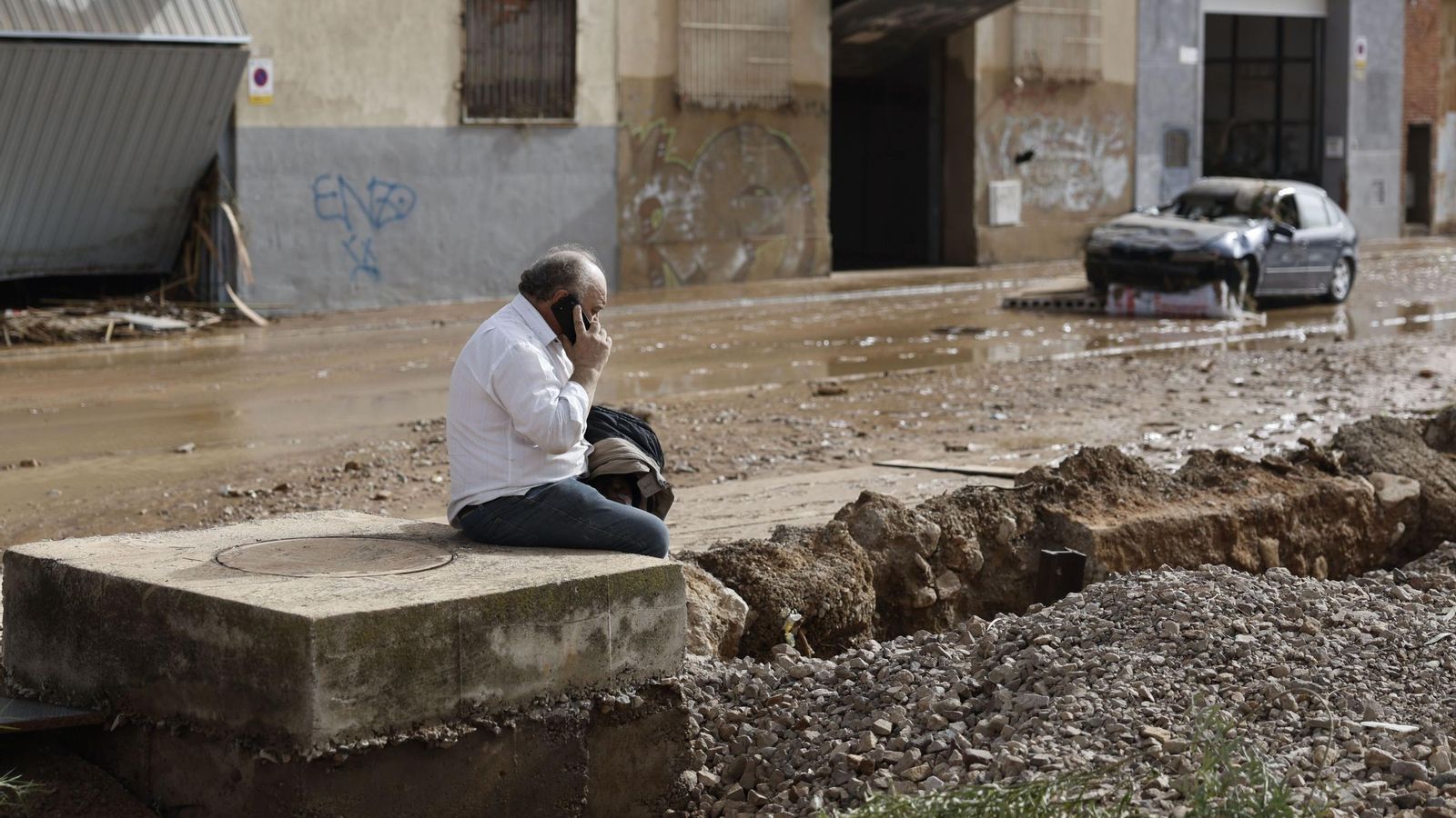Así han quedado las calles de Valencia: desolación, barro y coches amontonados