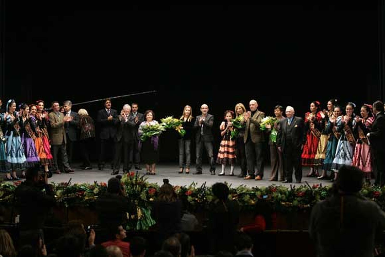 Imágenes de la entrega del antifaz de oro a Ramón Andrades 'El Chispa', Rafael Valero, José Manuel Cornejo y Mariano Valera

Foto: Jesus Marin/Lourdes de Vicente