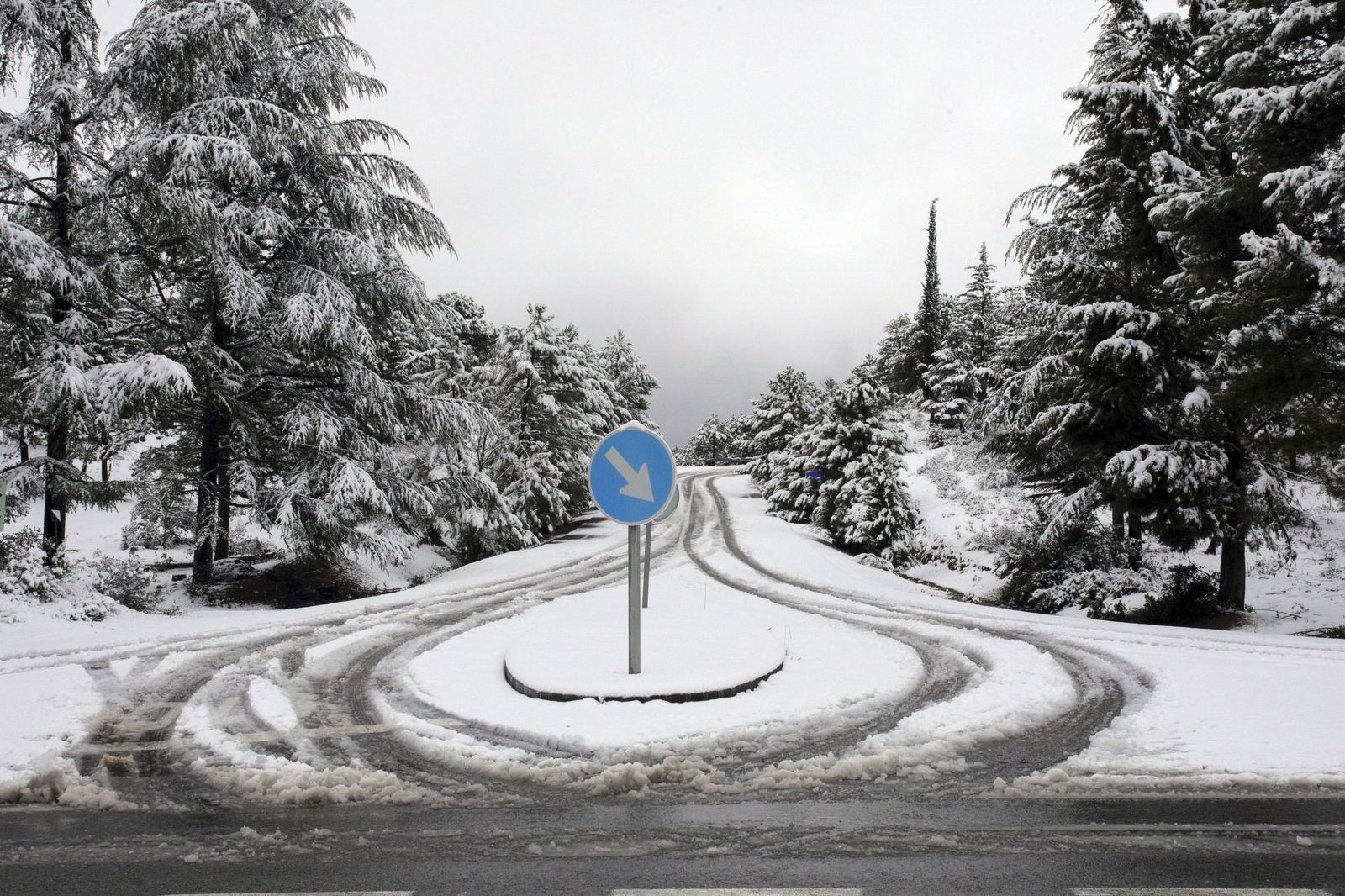 Nieve en la carretera A 4002, en El Farque, en Granada.