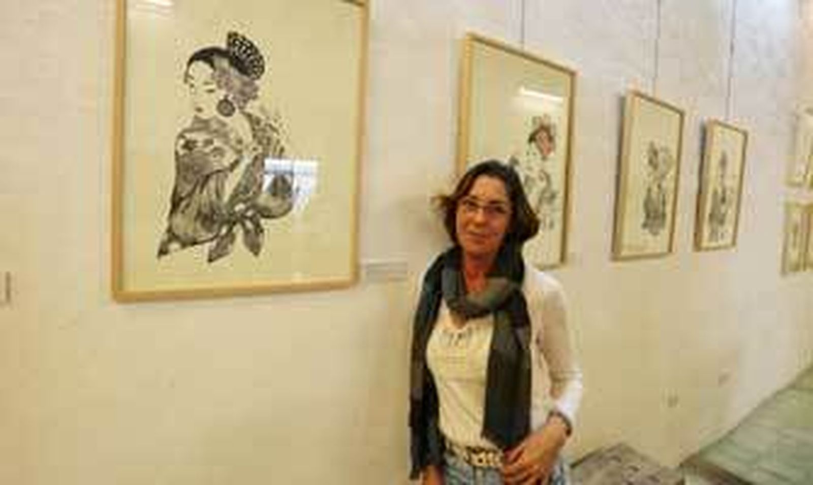 Adelaida Miejimolle posa ayer con algunas de sus geishas, en Damajuana. /Pascual