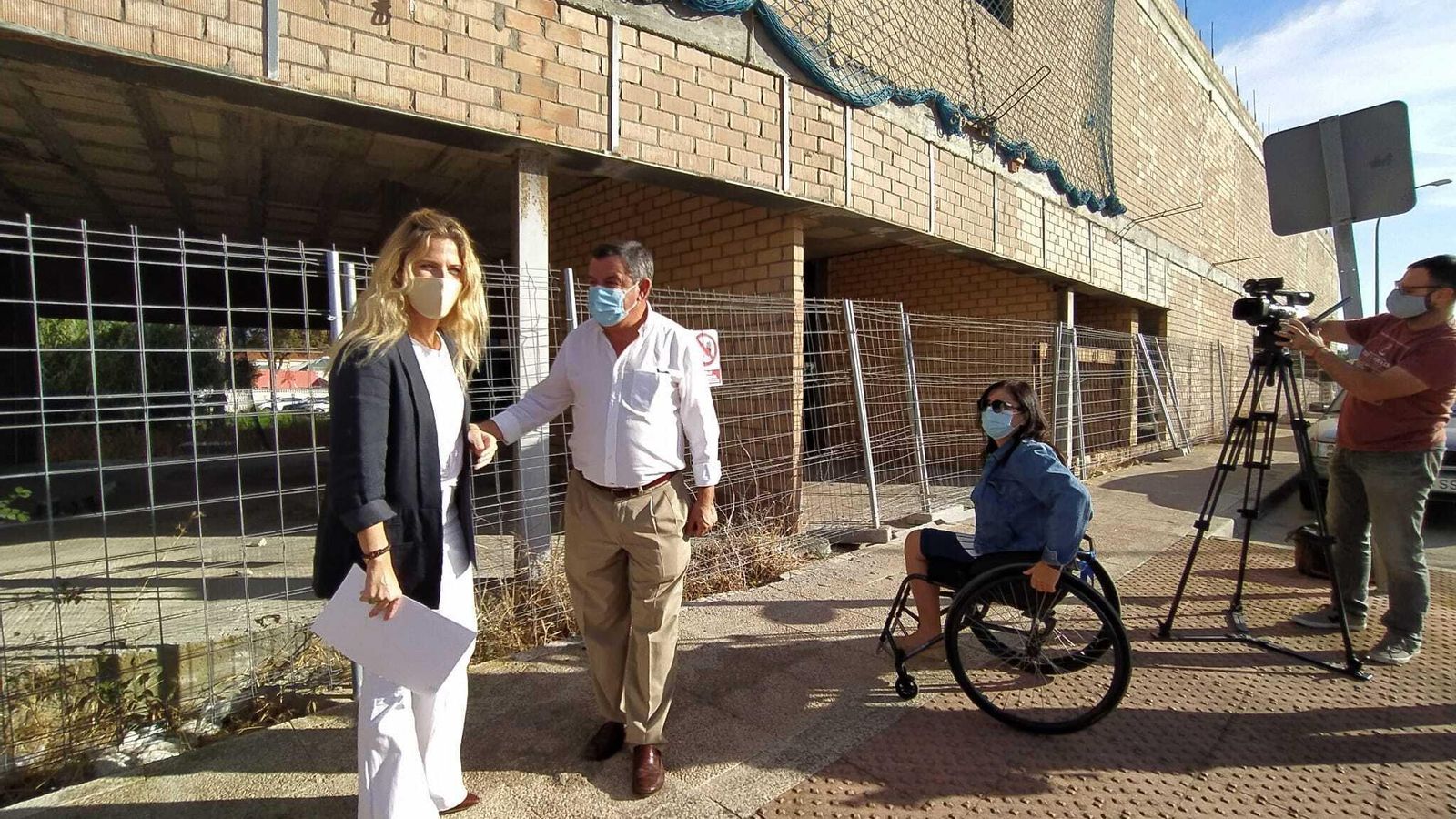 Ana Mestre y José Loaiza durante la visita al inacabado centro de salud de Camposoto.