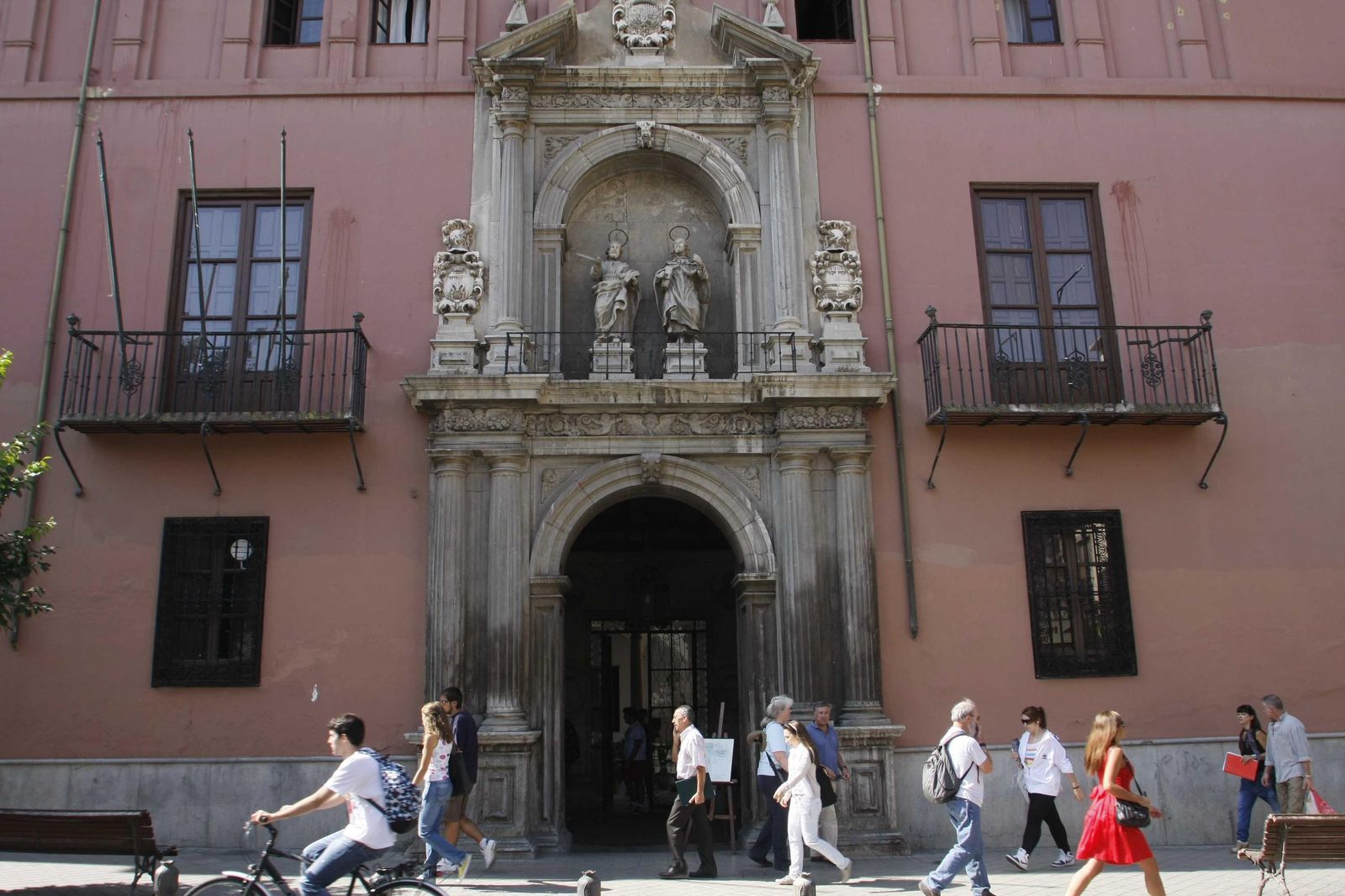 Fachada de San Bartolomé y Santiago.