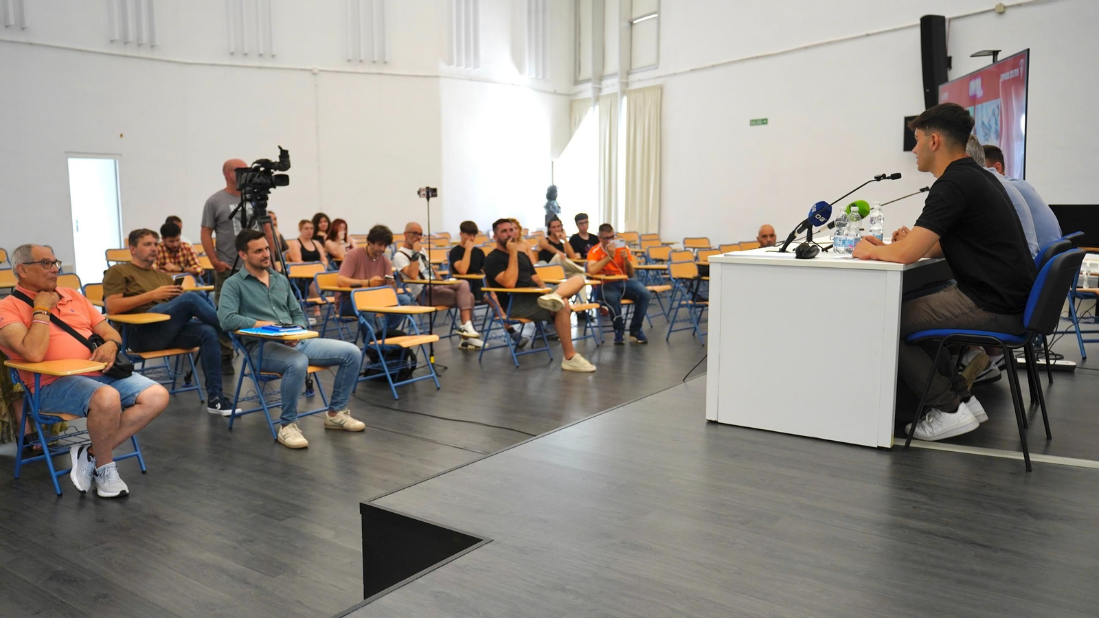 Fotos de la presentación de la campaña de abonados del Algeciras C.F en la Escuela de Arte de Algeciras