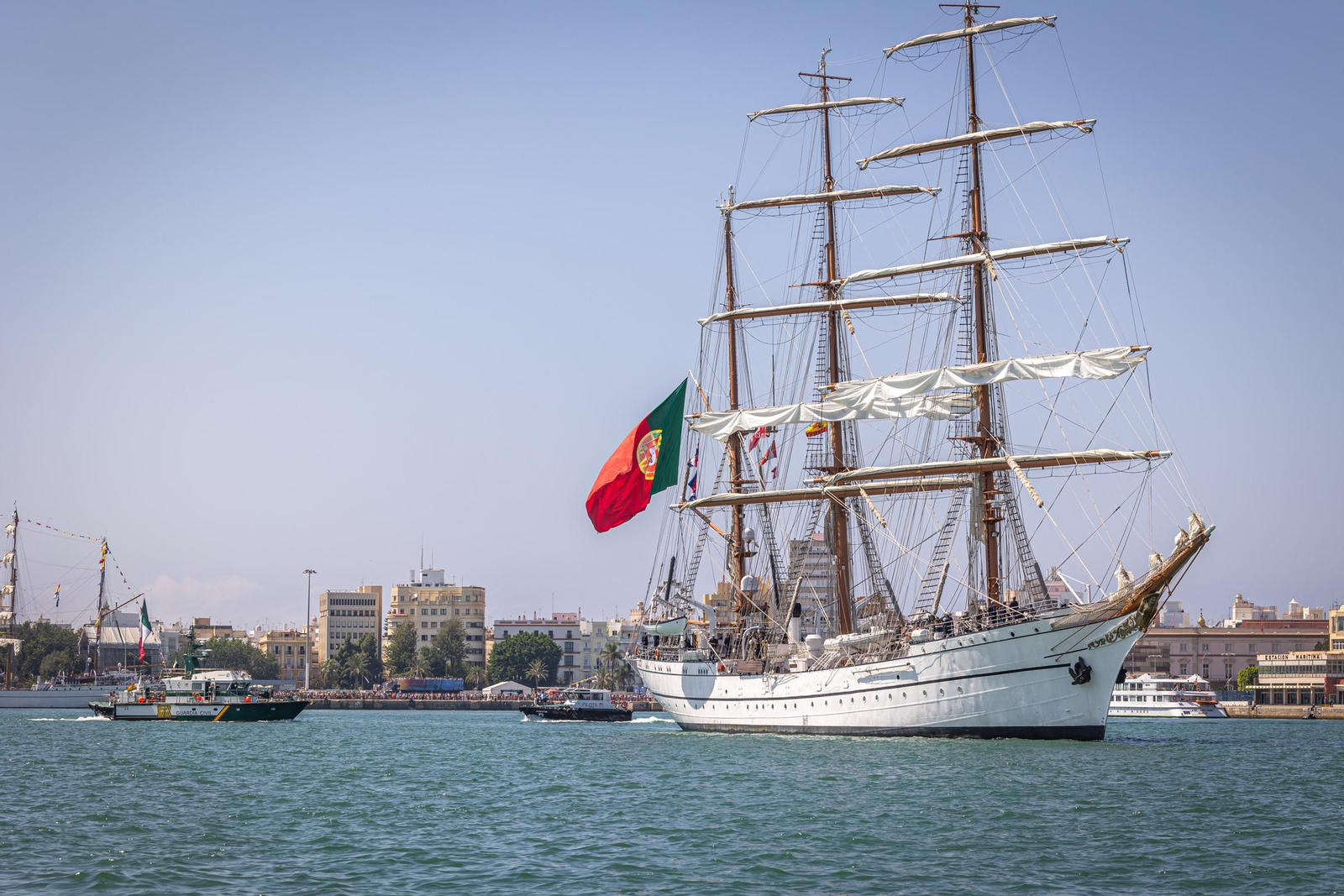 Imágenes de la parada naval desde el mar