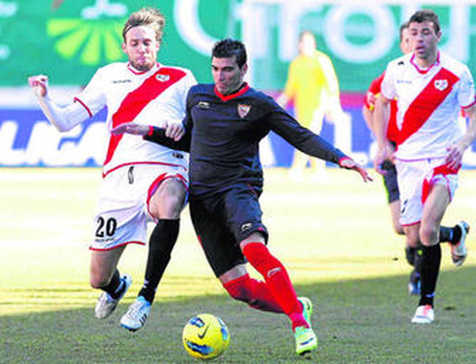 Reyes, caído a la banda izquierda, se marcha por velocidad de Michu, que intenta derribarlo para detener su avance.