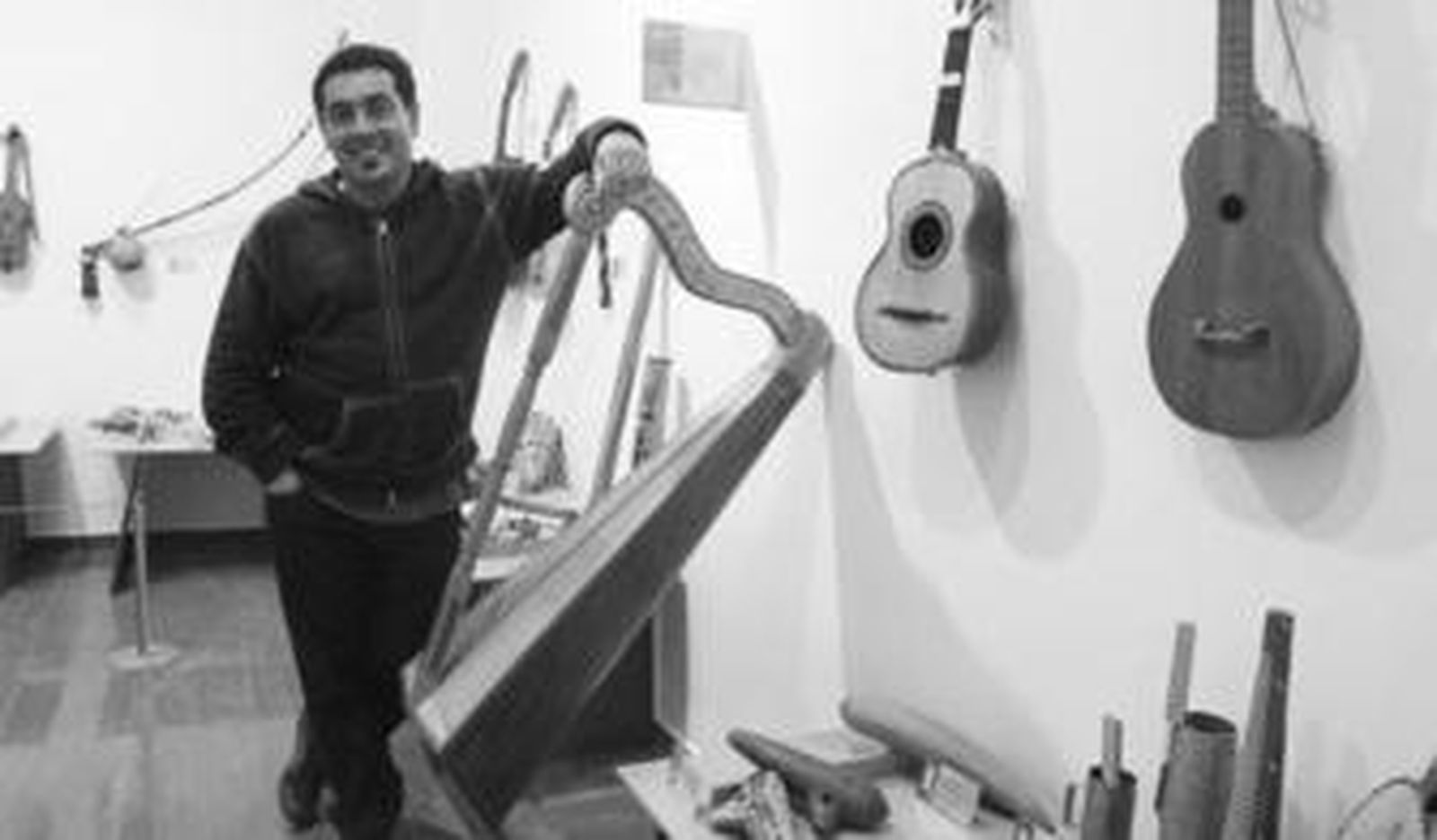 Manuel Miguel Mateo, junto a sus instrumentos musicales.