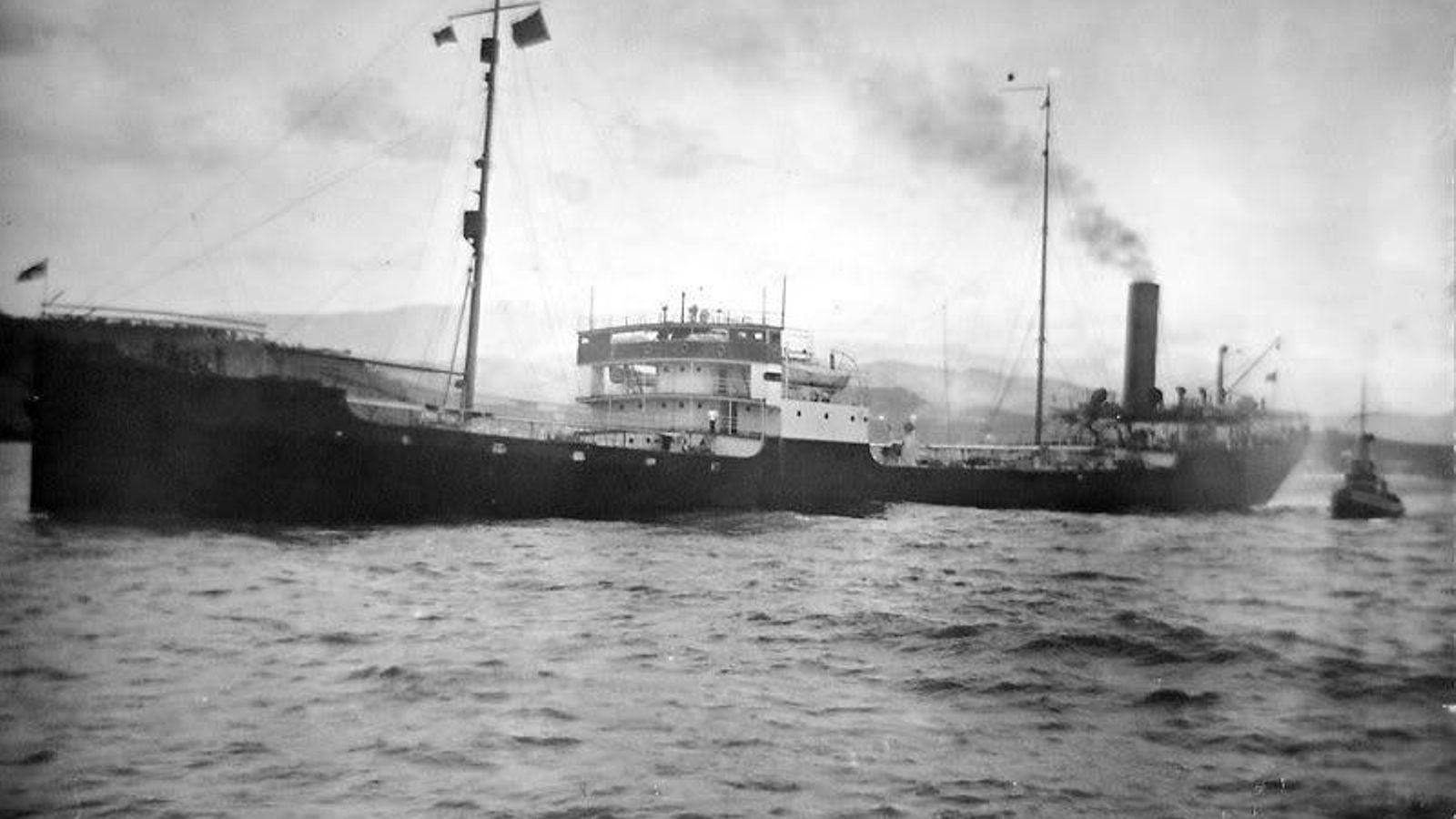 El buque cisterna Fulgor, base secreta de abastecimiento de la Marina italiana y punto de apoyo del nuevo operativo empleado en sus acciones contra la base Gibraltar.