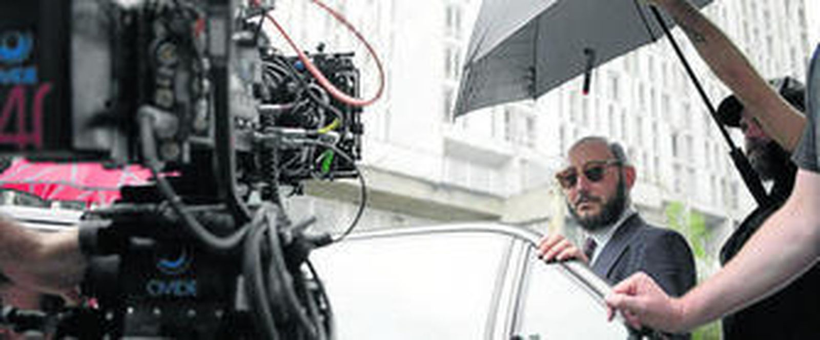 Carlos Santos, caracterizado como Luis Roldán, en un momento del rodaje en París de la cinta.