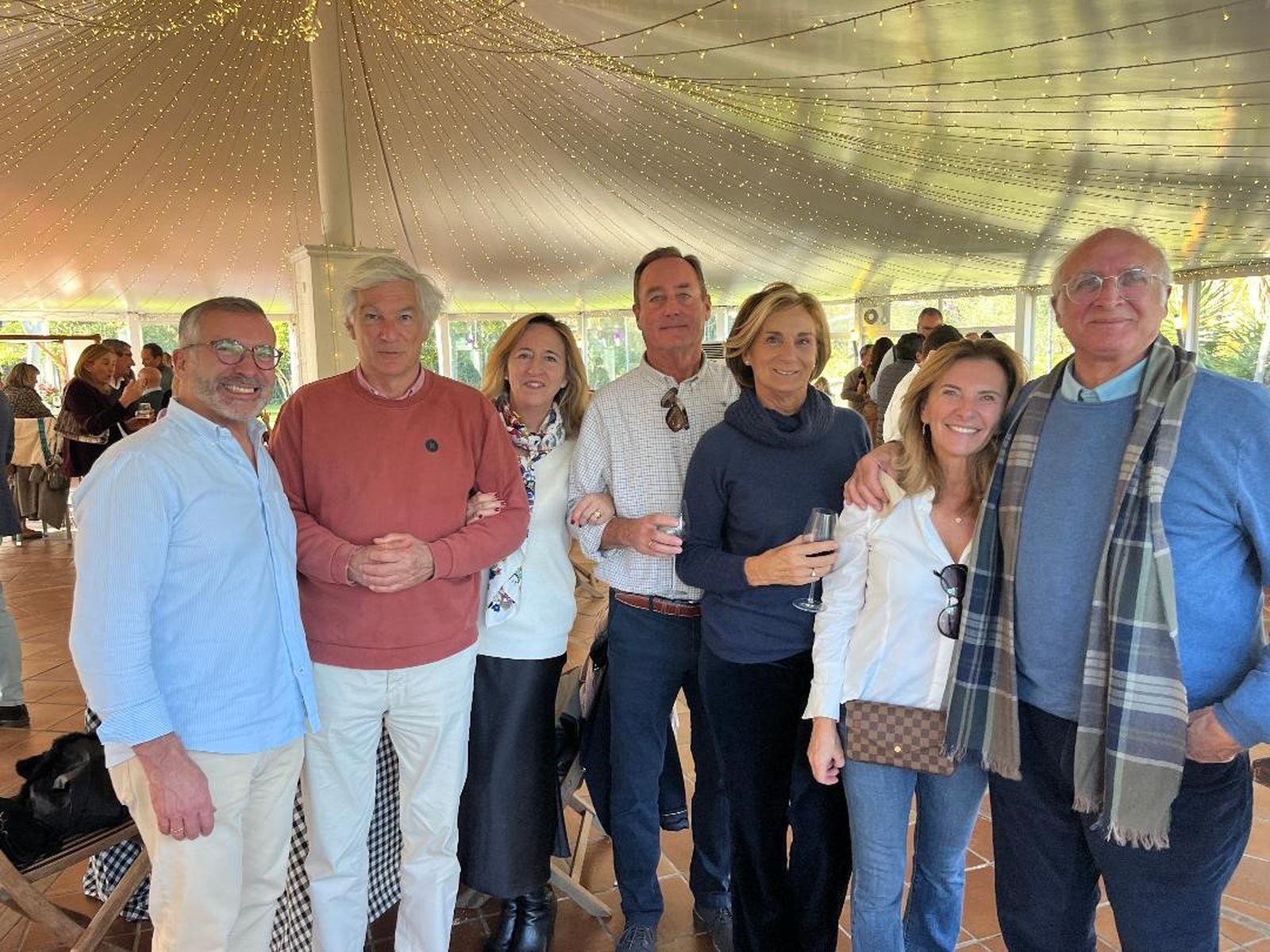 Gonzalo Millán, Miguel Ramos, Yeyi Flethes, Jorge Flethes, Isa Millán, Esperanza Suco y Emilio Millán, disfrutando de la jornada navideña.