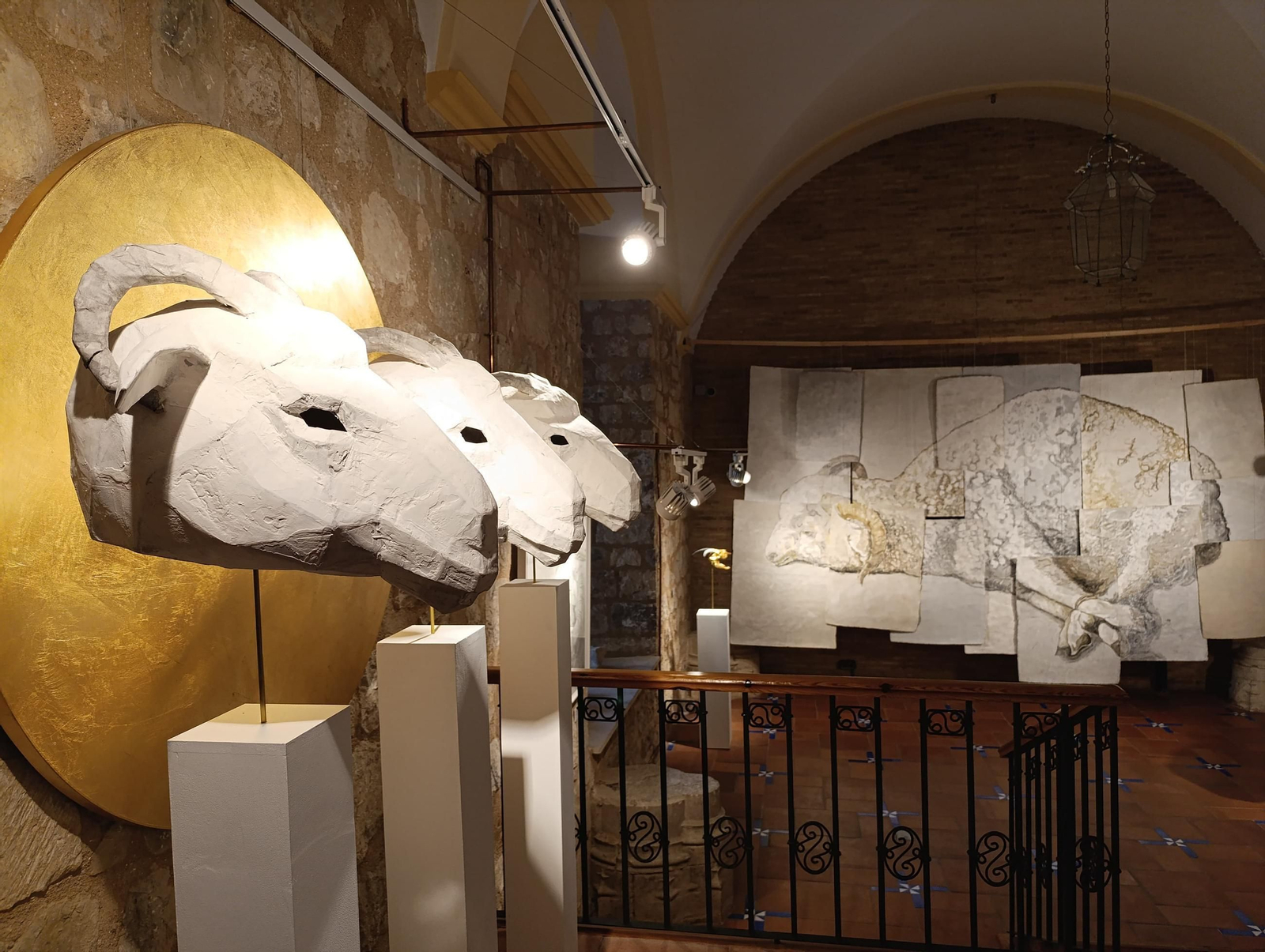 Máscaras, corderos y un retrato gigante del Papa Francisco: así es la impactante muestra ‘Et in Arcadia ego’ en Jaén