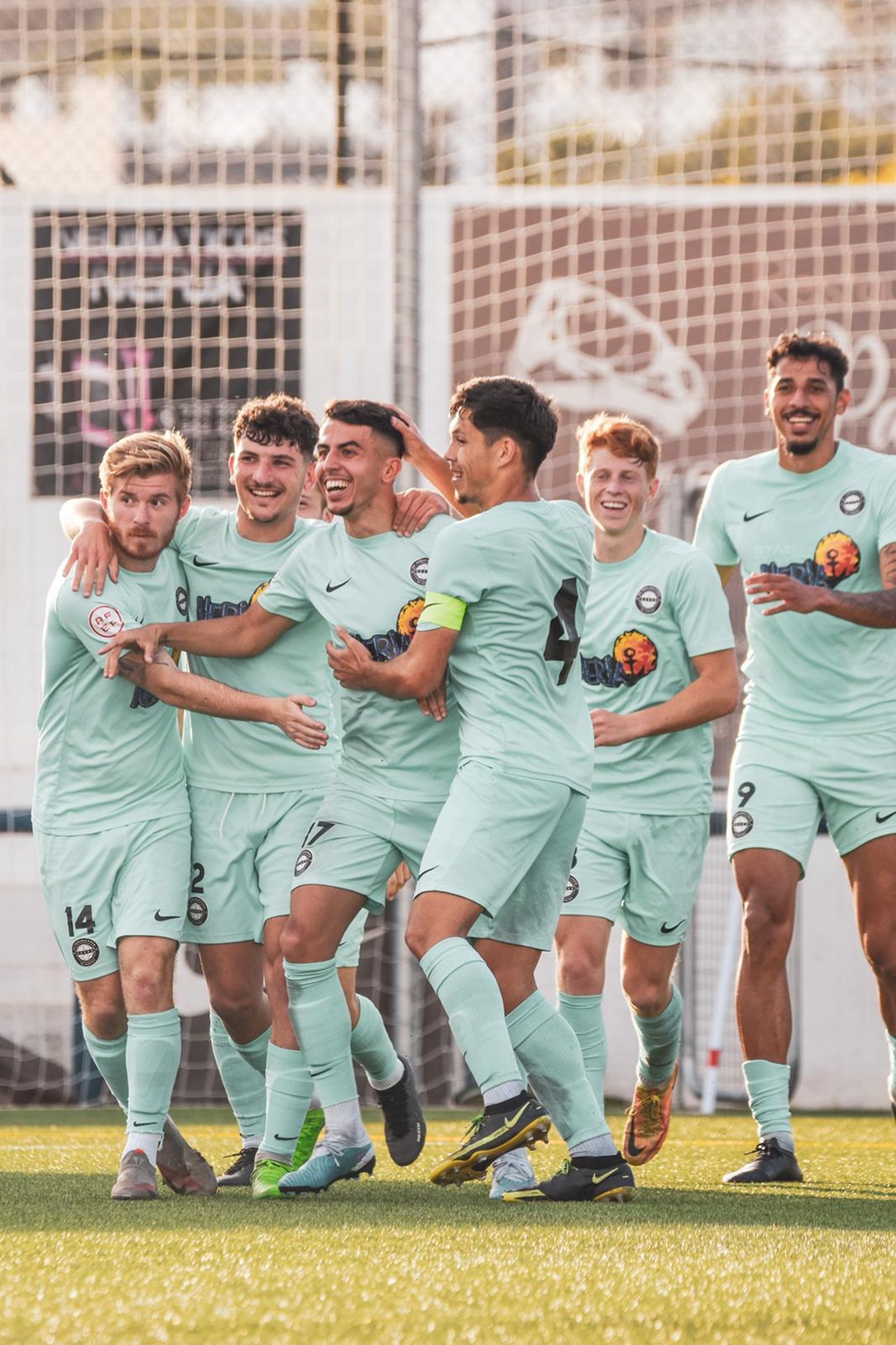 Los jugadores del Málaga City celebrando uno de los goles.