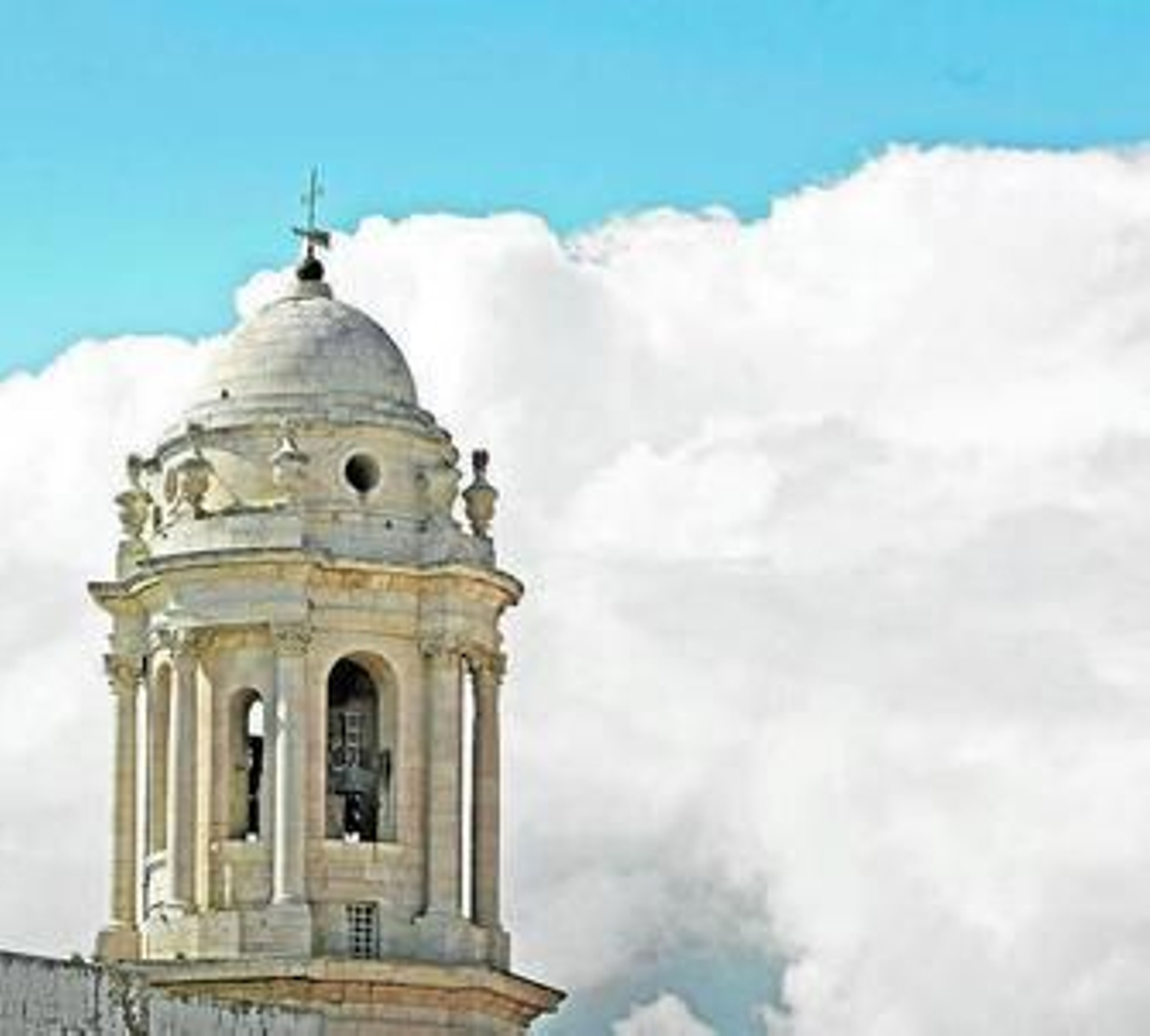 Una de las torres de la Catedral, rodeada de nubes.