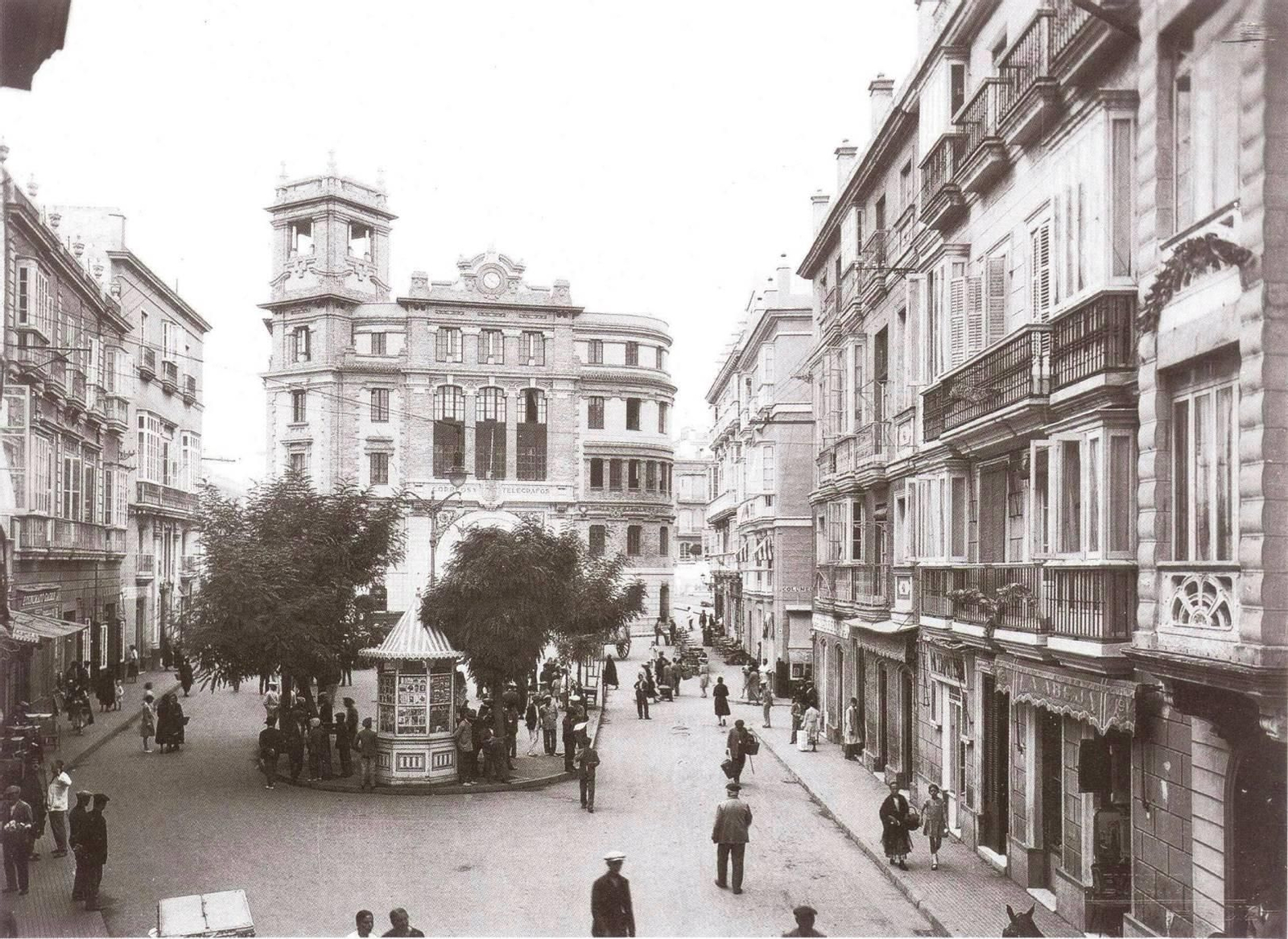 Avance en la urbanización de la plaza a partir de los años 30.