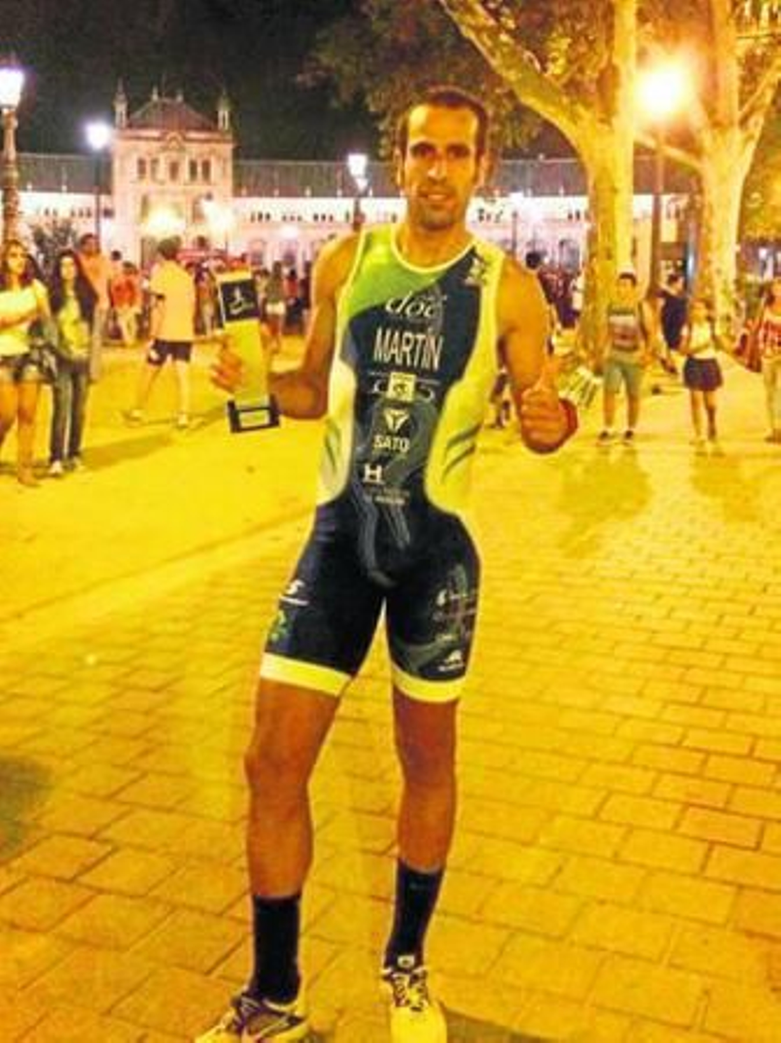 Emilio Martín posa con el galardón recibido por su triunfo. Emilio Martín posa con el galardón recibido por su triunfo.