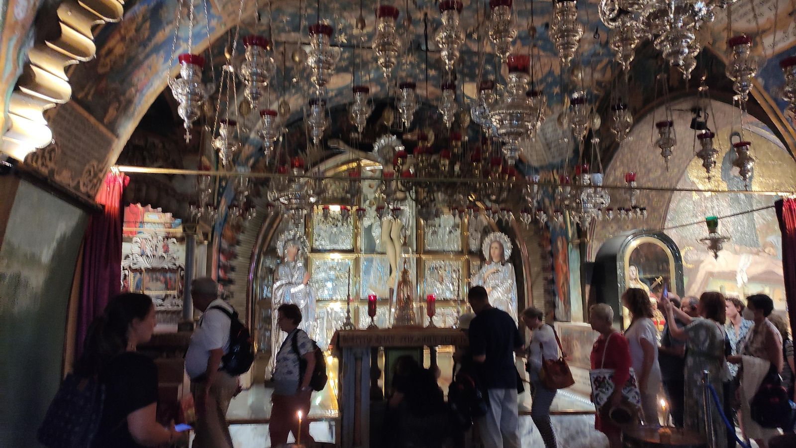 Peregrinos en la capilla de la crucifixión de Jesús.