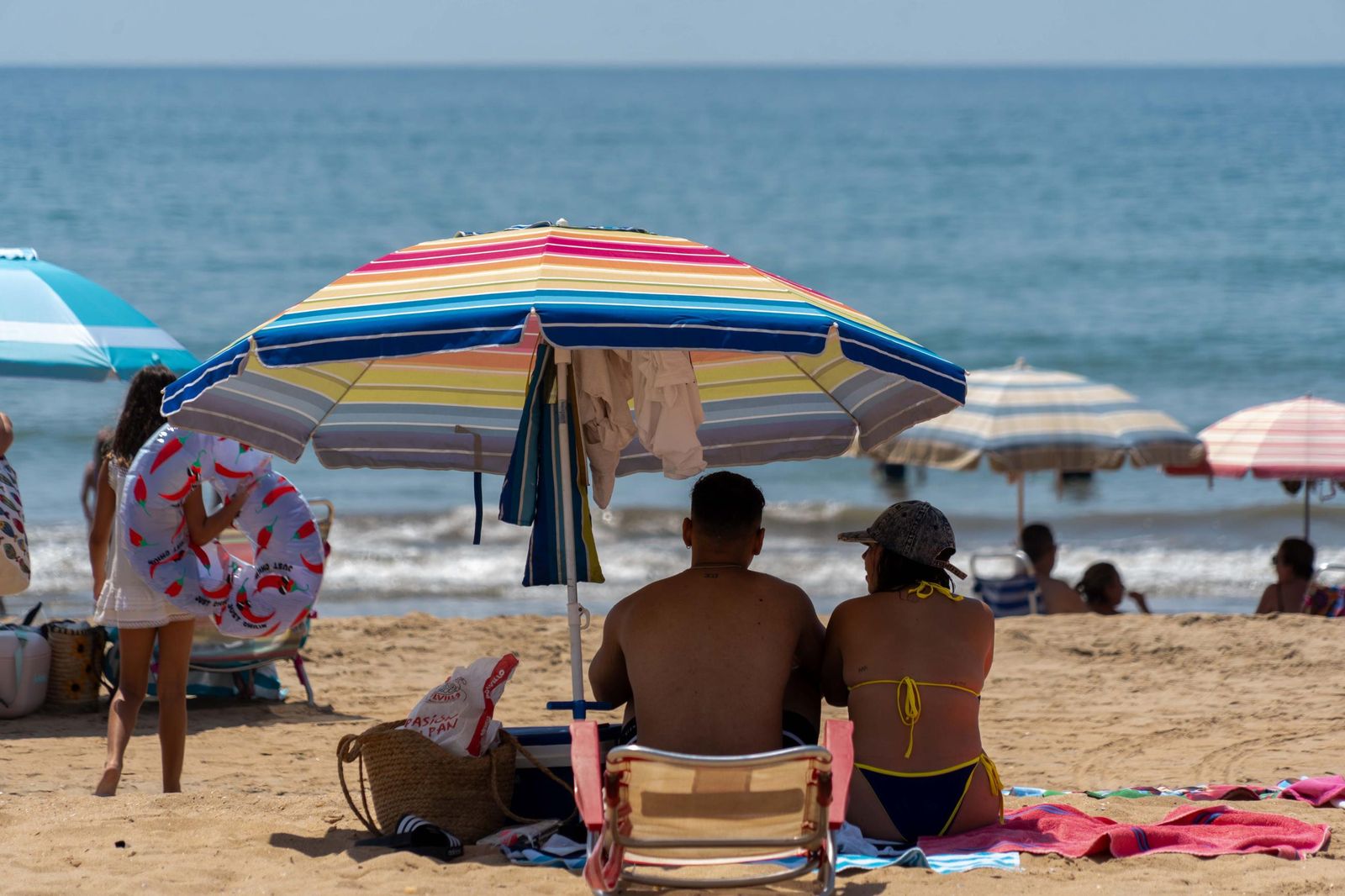 Imágenes de la mañana en las playas de Punta Umbría marcadas por la alerta roja