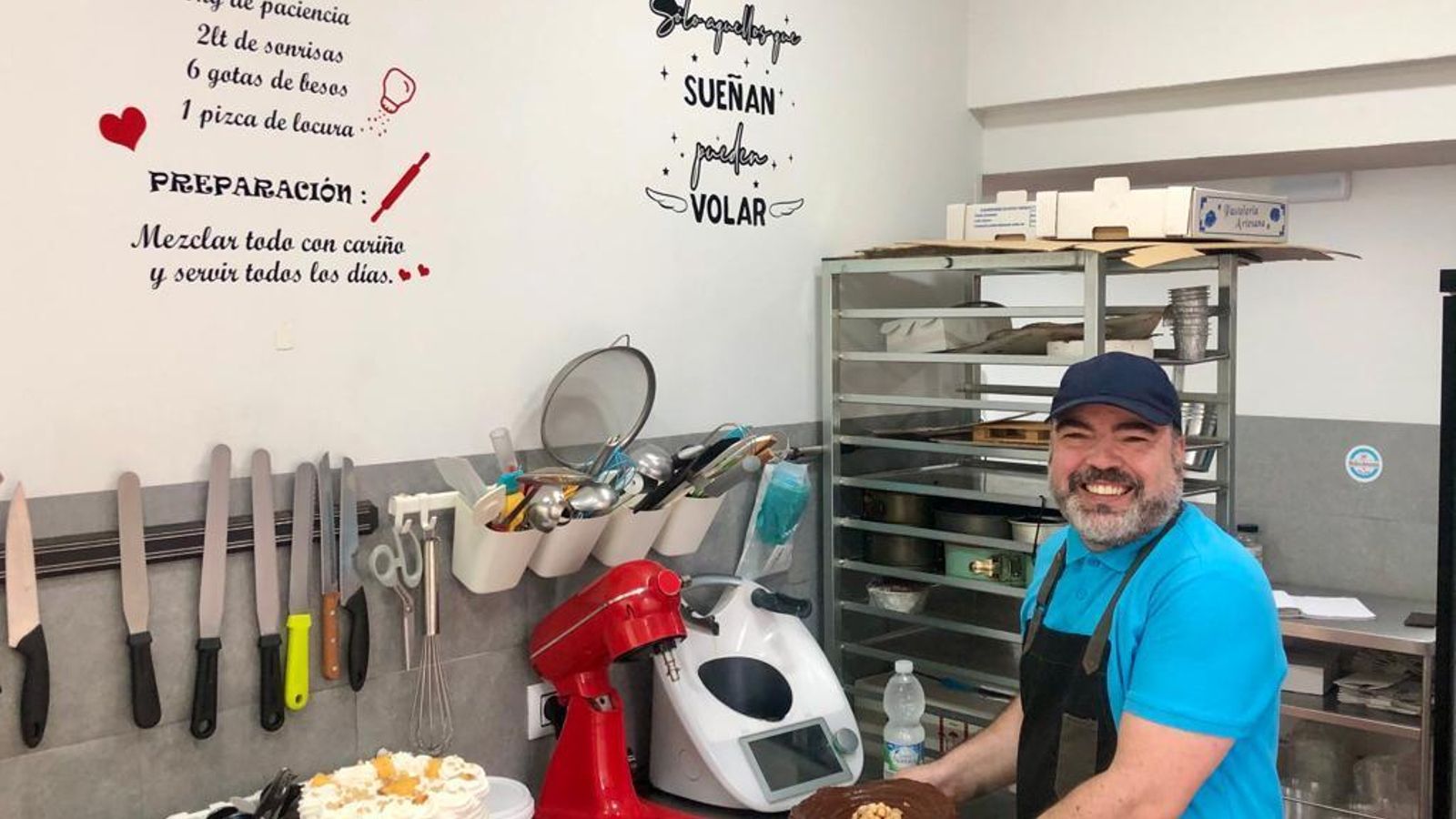 Ricky en el interior de Dulce Armonía, tras adornar varias tartas. Ricky en el interior de Dulce Armonía, tras adornar varias tartas.