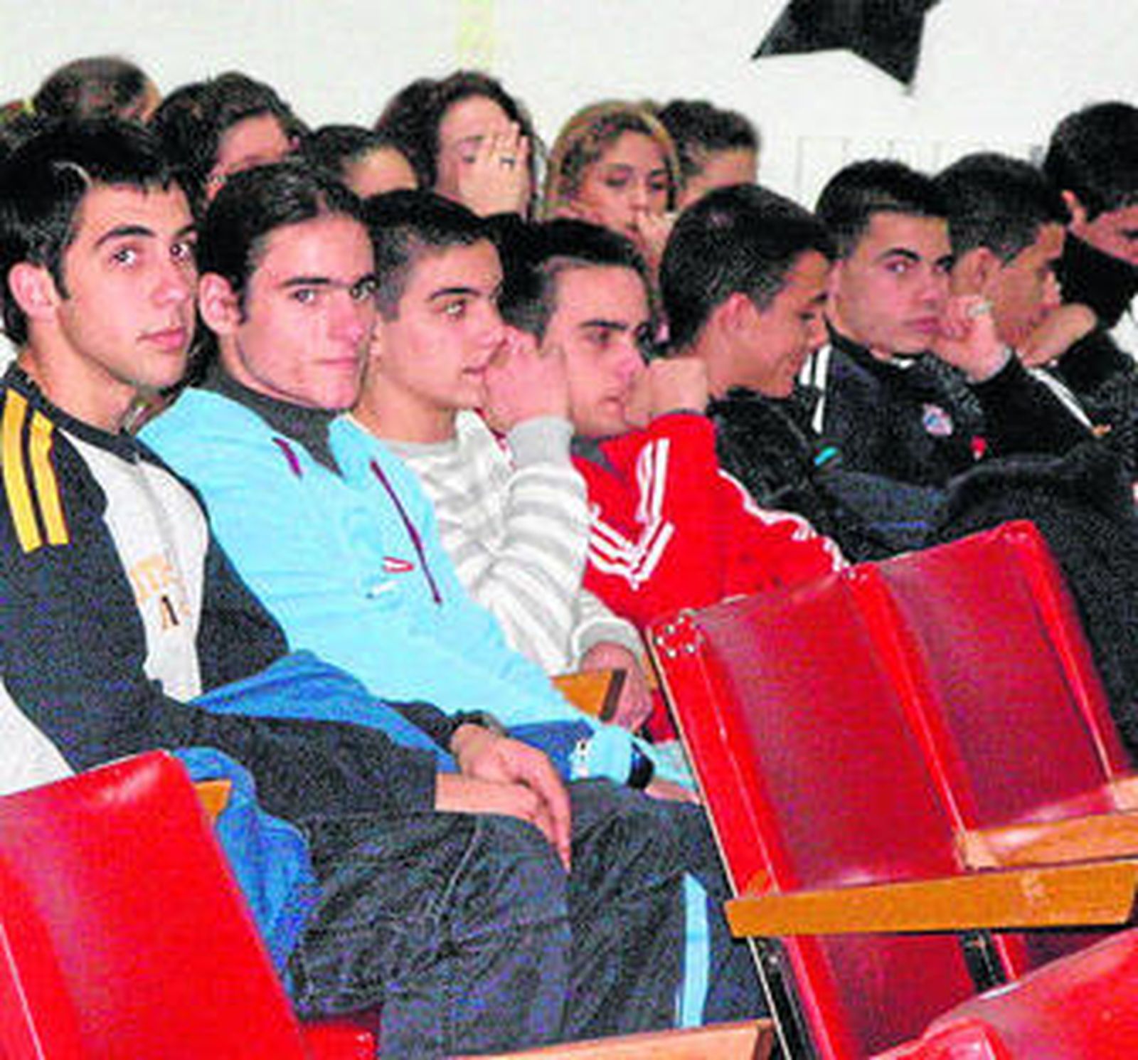 Estudiantes del Insttituto siguiendo la ponencia.
