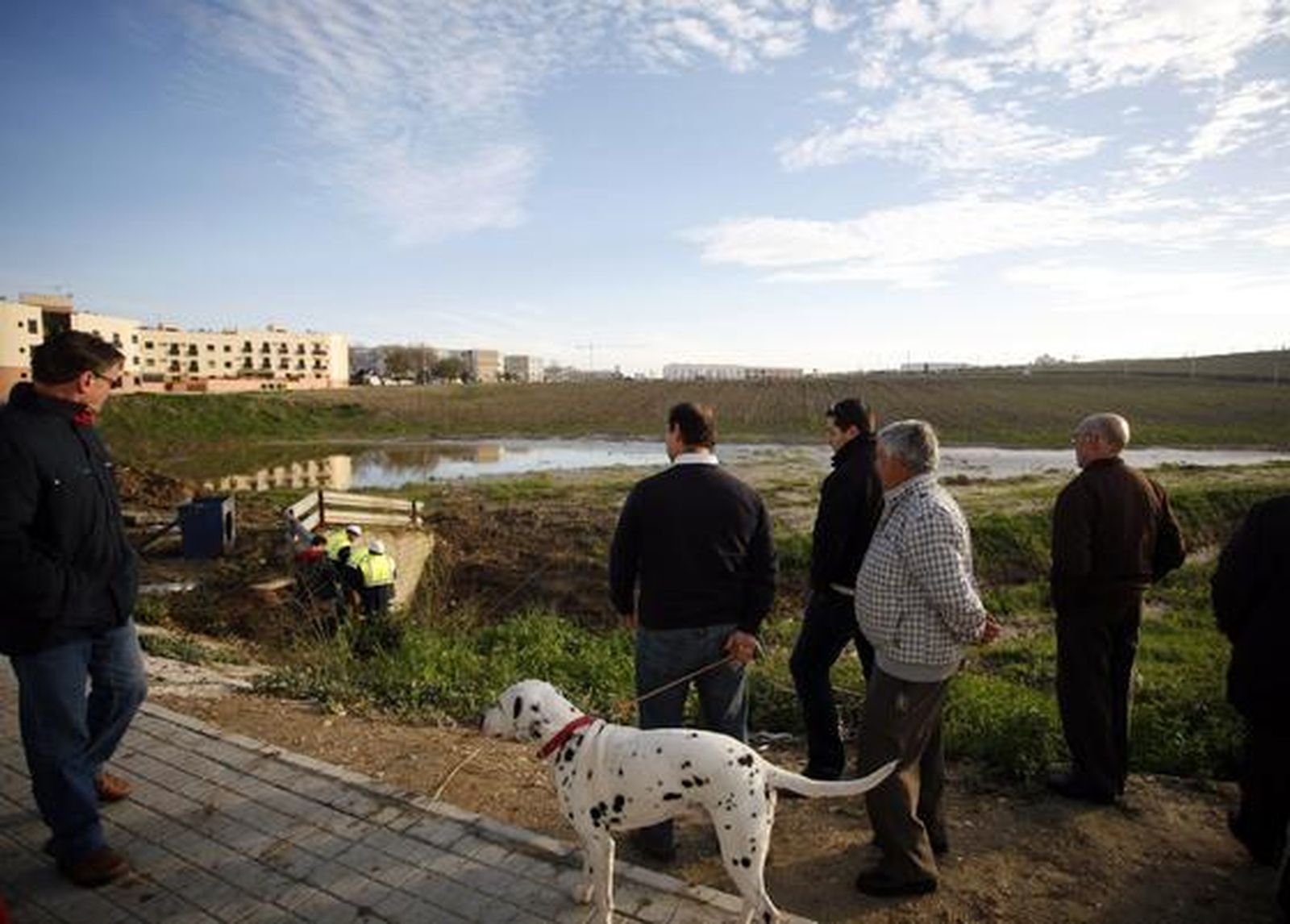 Los ciudadanos observan las nuevas obras para evitar otra inundación en Écija.

Foto: Antonio Pizarro