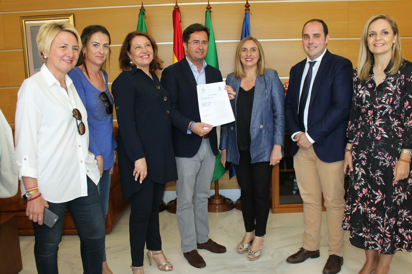 Francisco Góngora, con consejeras y delegadas tras la firma de la cesión de titularidad.