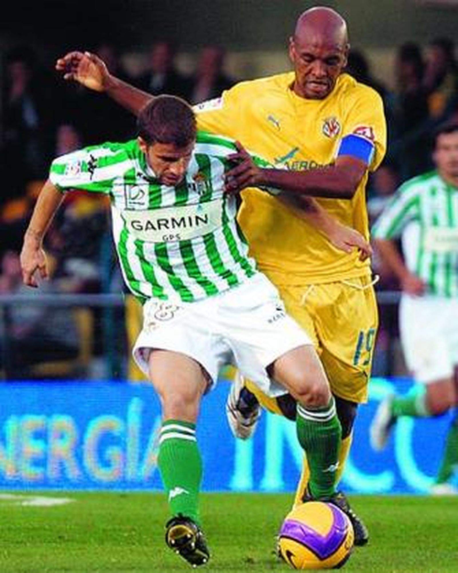 El bético Rivera protege el balón ante el acoso de Senna.