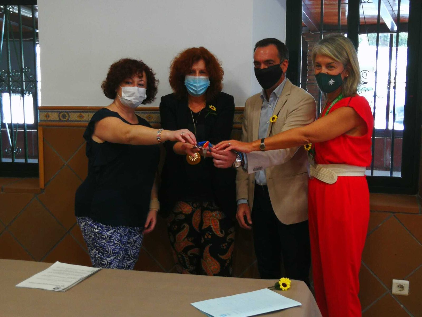 El Ayuntamiento de Mijas entrega las llaves de un local en La Cala a la fundación.