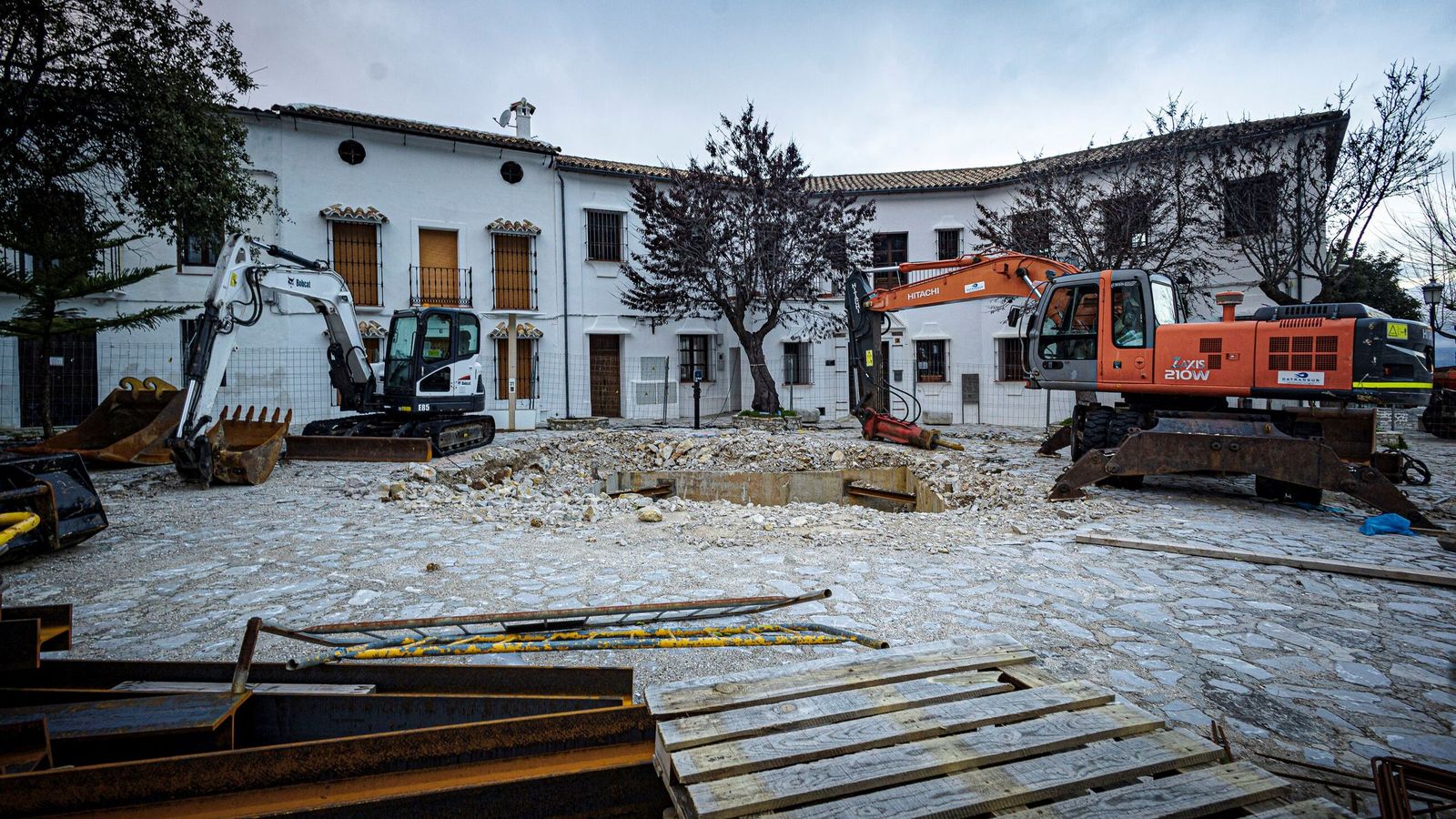 Butrón realizado por los trabajos en la depuradora, que ha sido aprovechado por los geólogos.