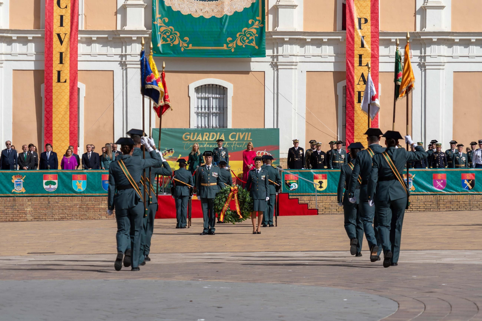 Imágenes del desfile de la Guardia Civil en el Día de la Hispanidad y de su patrona en la Plaza de La Merced