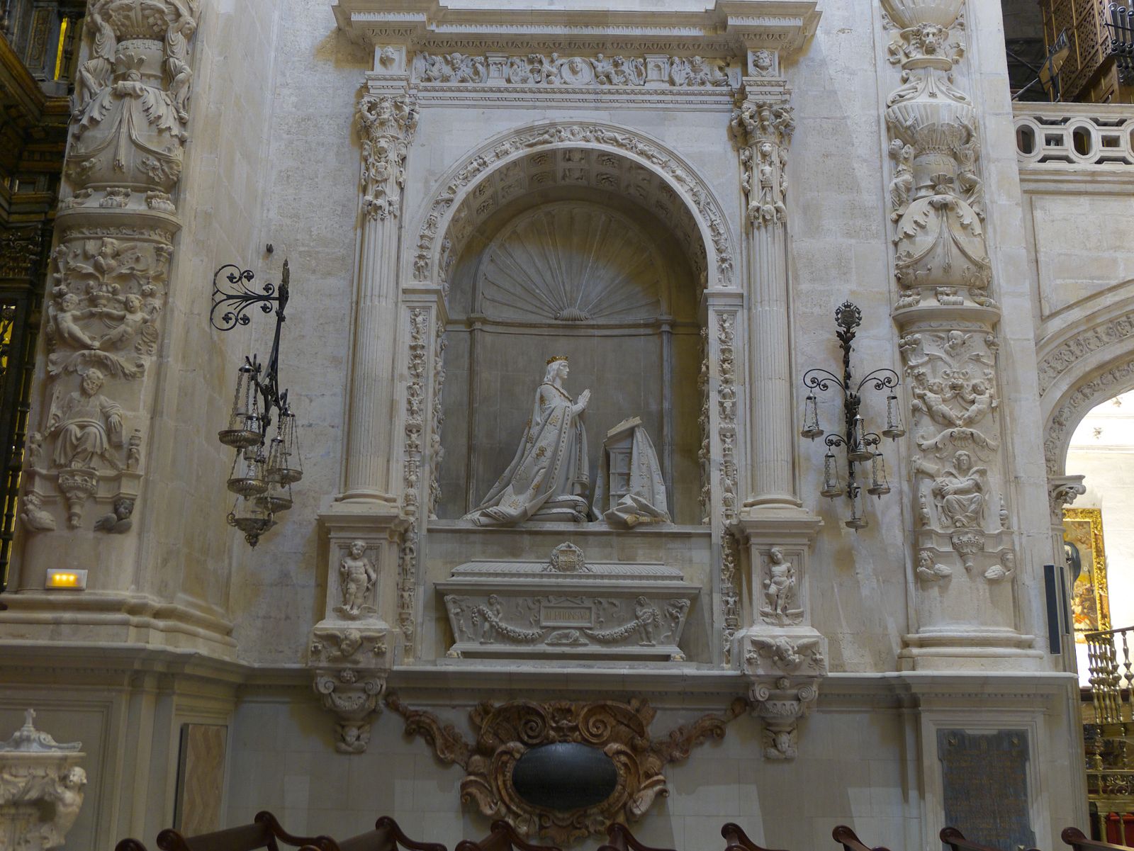 El sepulcro de Alfonso X en la Capilla Real de la Catedral de Sevilla.