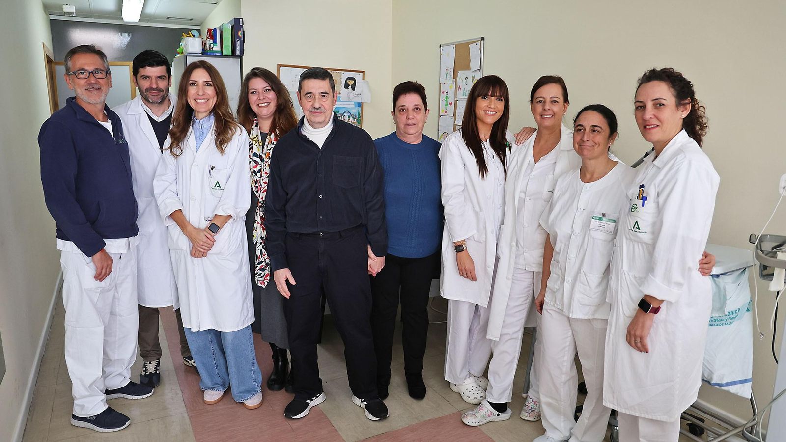 Claudio Carreño junto al equipo de profesionales que trabaja en su recuperación.