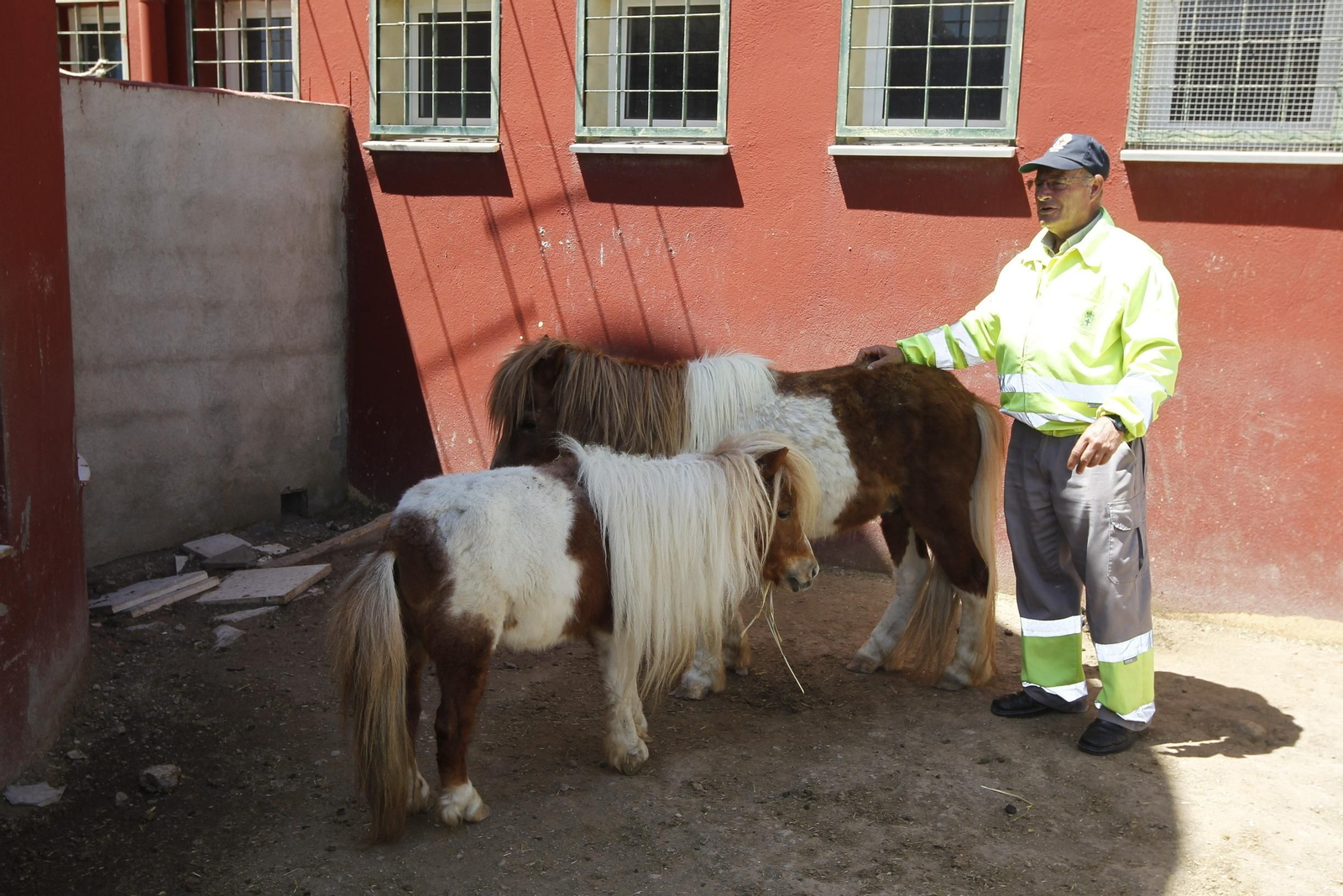 El concejal Carlos Sánchez junto a los trabajadores del centro.