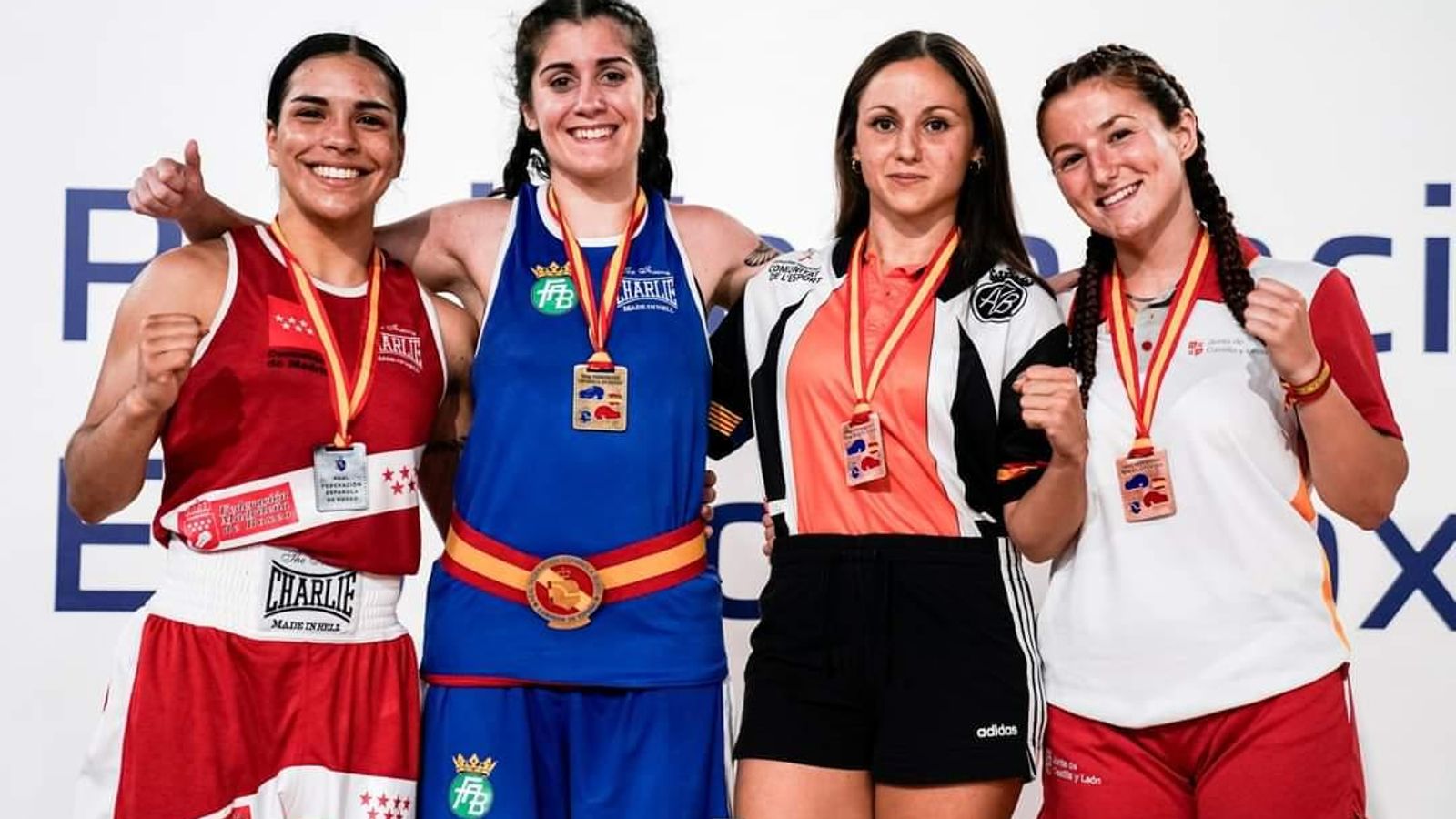 Marta López del Árbol, de azul, posa junto a sus rivales con su presea de oro.