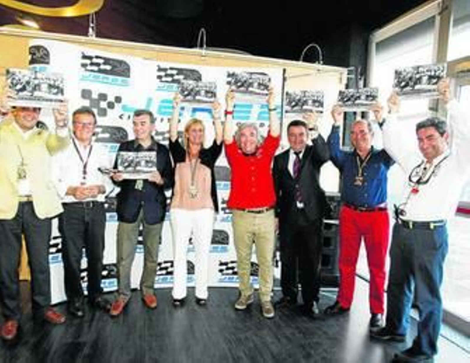 La alcaldesa, el presidente de Diputación y el autor del libro junto a otras personalidades, ayer en el Museo del Motor.