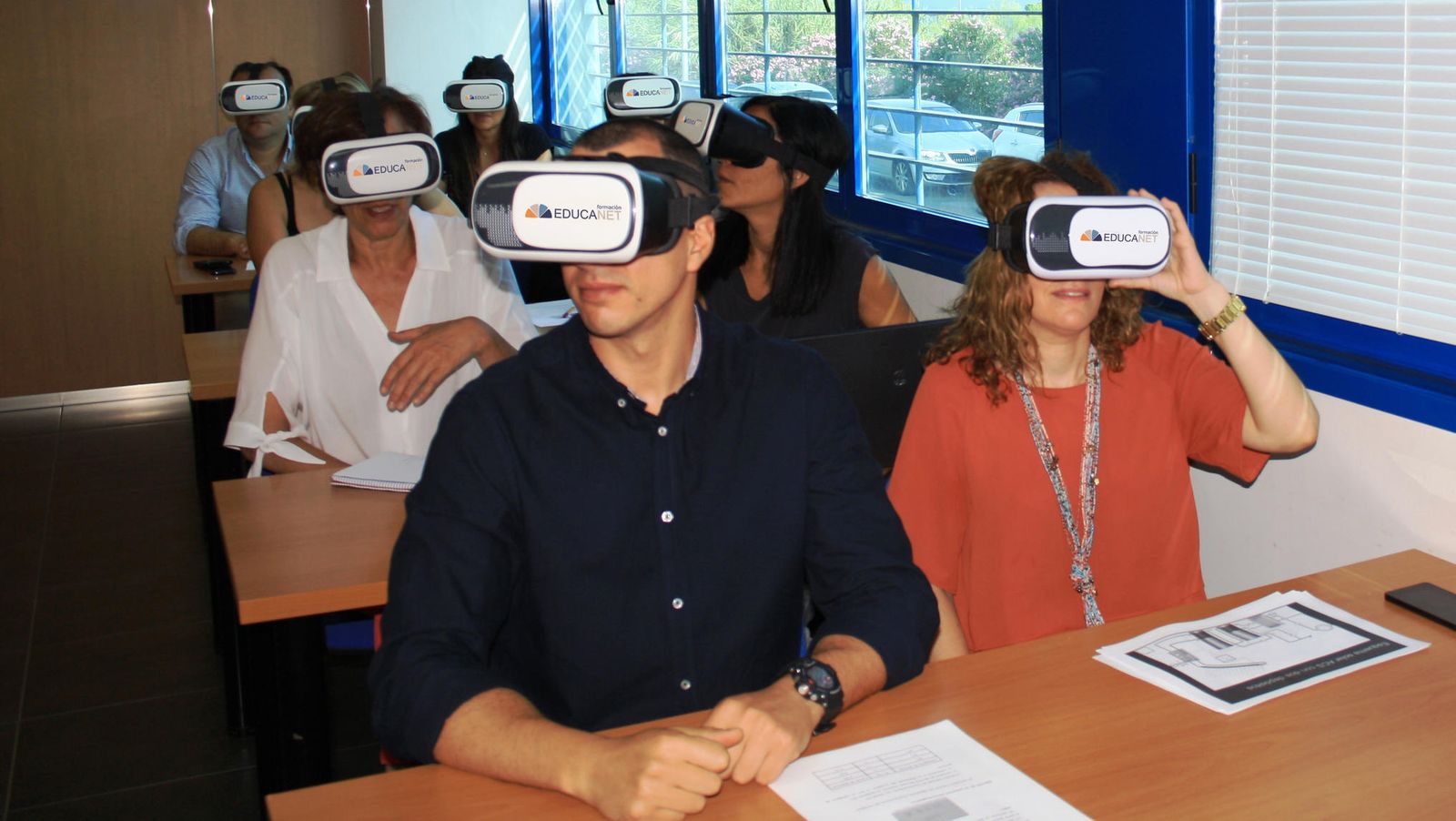 Alumnos con gafas de realidad virtual.