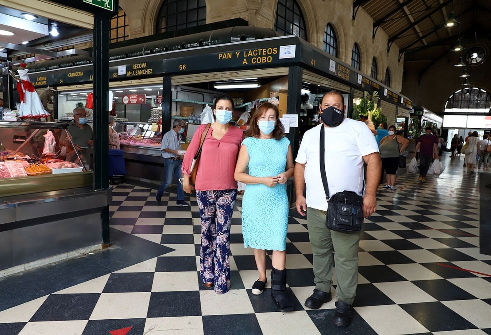 Visita de la delegada Isabel Gallardo a la plaza de abastos.