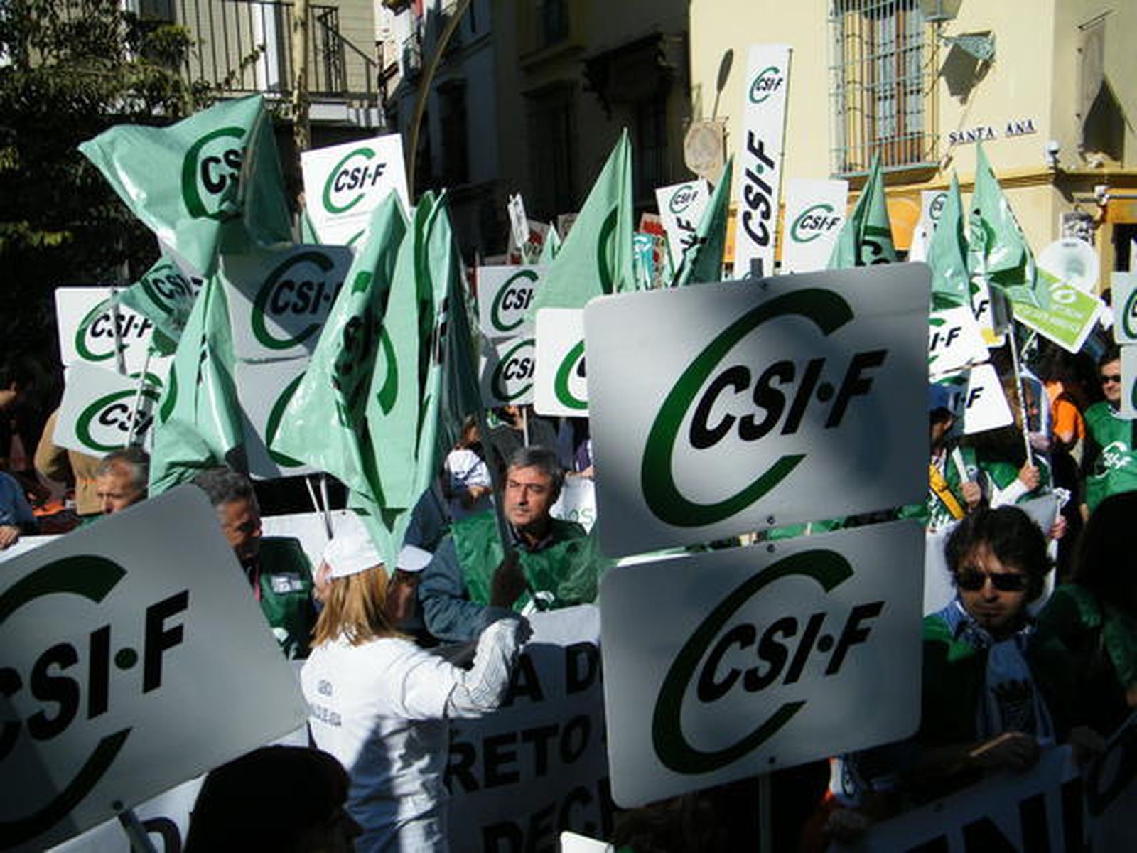 Miles de funcionarios se manifestaron desde la Alameda de Hércules hasta el Parlamento andaluz contra el decreto de la Junta bajo el lema 'Defiendo mi derecho y la gestión pública'.