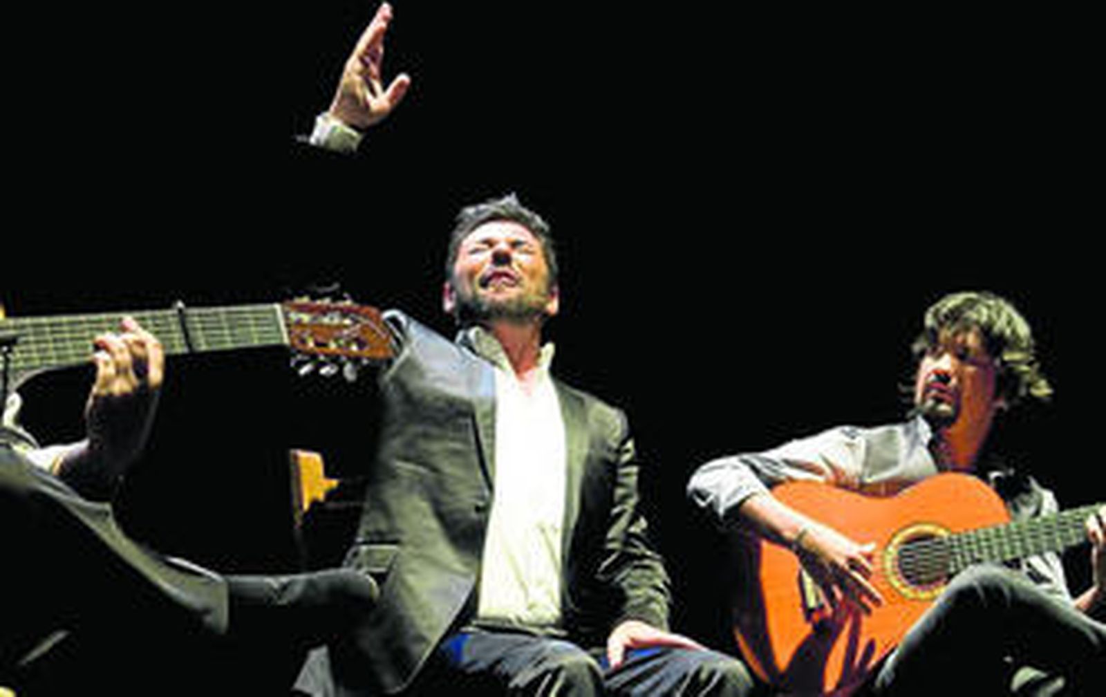 Miguel Poveda, durante la puesta en escena de su espectáculo 'Sin frontera' en el Festival del Cante de las Minas.
