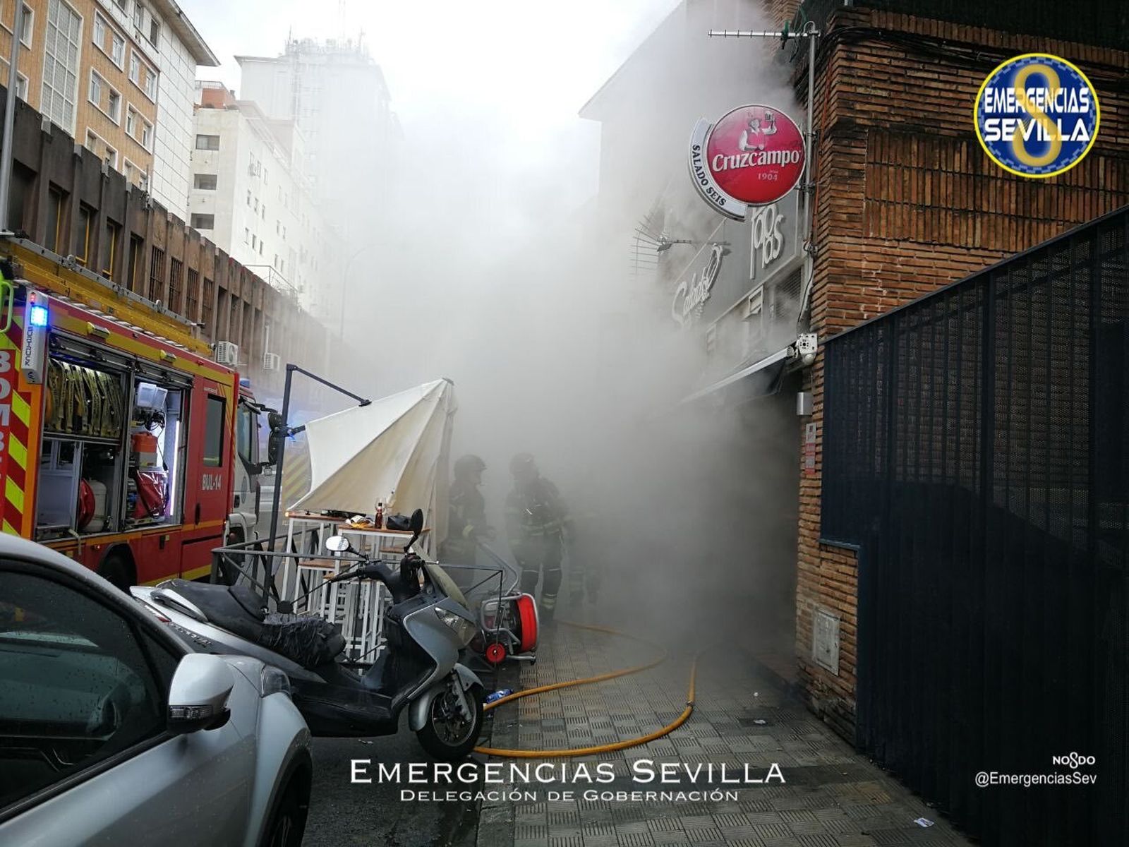 Una nube de humo sale de un bar de la calle Salado.