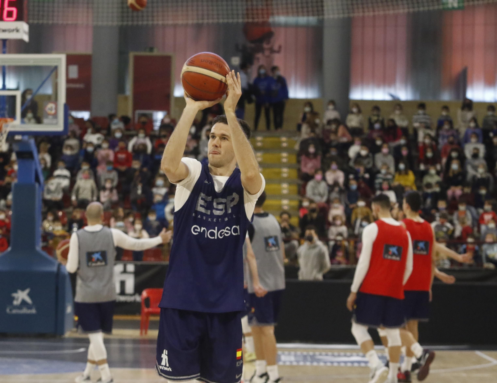 La selección española de baloncesto abre el entrenamiento en Córdoba a los más jóvenes, en imágenes