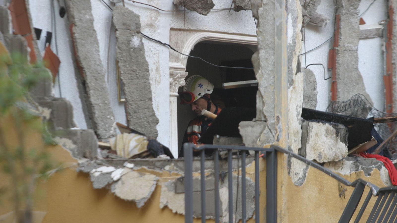 Un sanitario trabaja en el bloque incendiado.