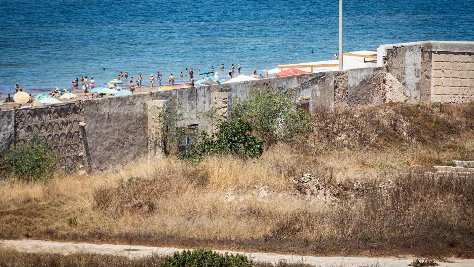 Imagen del interior del cementerio de San José de Cádiz con la playa al fondo.