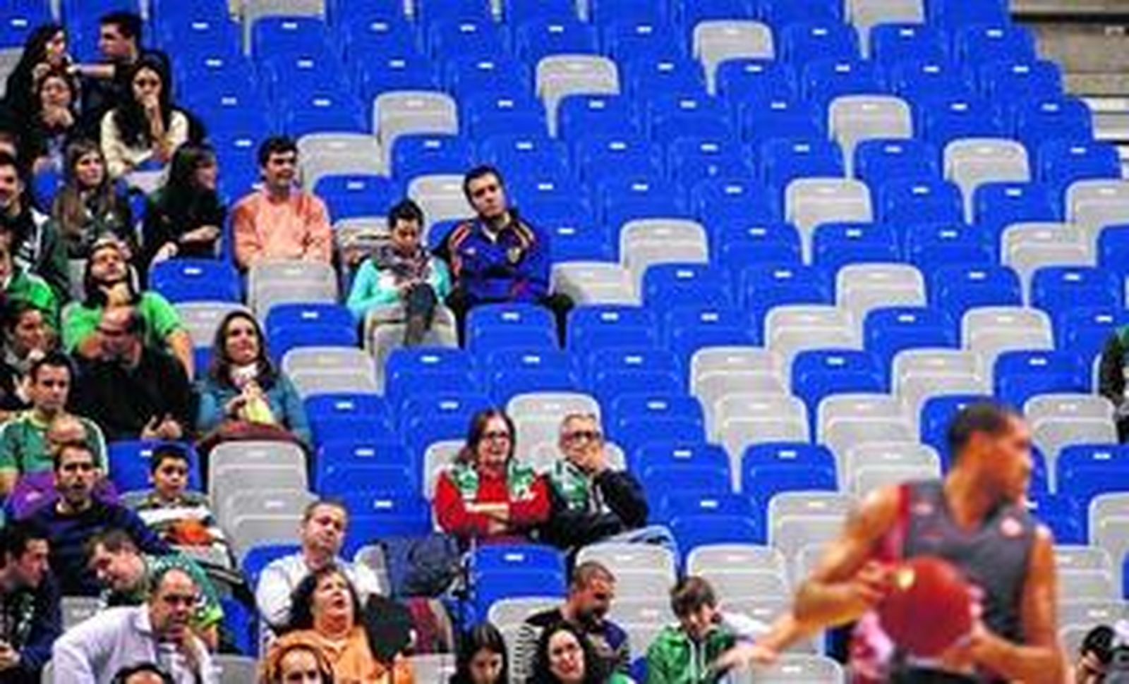 Imagen de una grada del Carpena con poquísimo público presente.