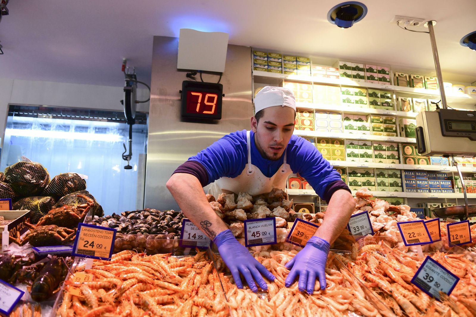 Trabajador en una pescadería de la capital.