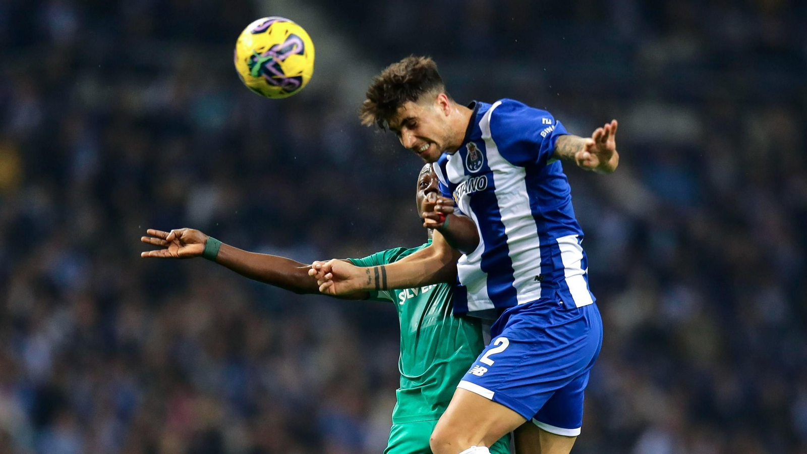 Fabio Cardoso despeja un balón en un partido de la liga lusa con el Oporto, en 2024.