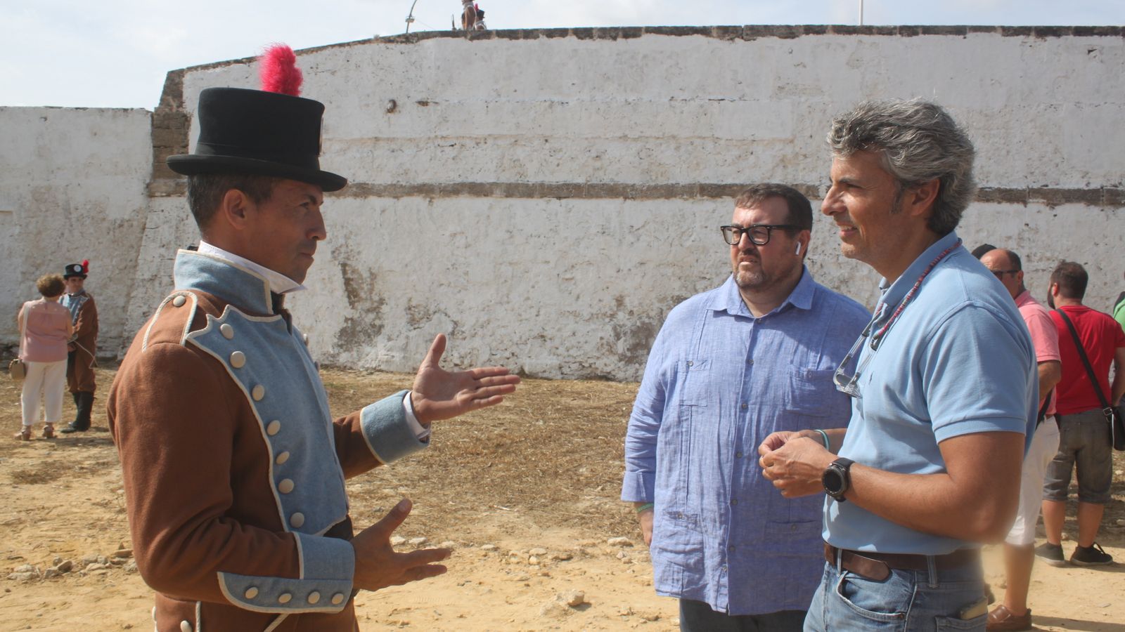Fran Romero y Lolo Picardo, ediles de AxSí San Fernando, hablando con el responsable de la Fundación Legado Las Cortes, Francisco León, tras la recreación llevada a cabo en el baluarte del Puente Zuazo.