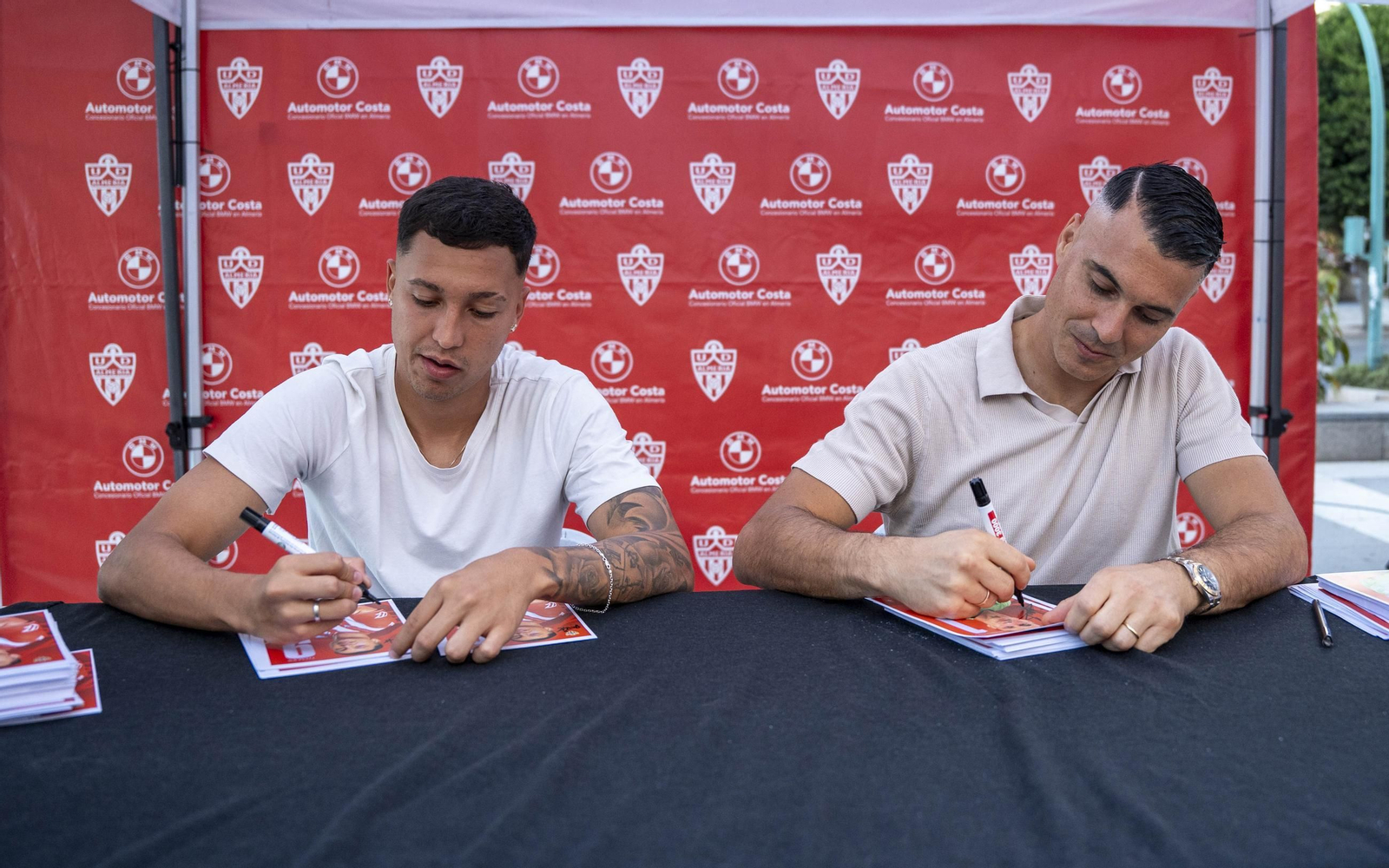 Los jugadores de la UDA Thalys y Andrés firman autógrafos