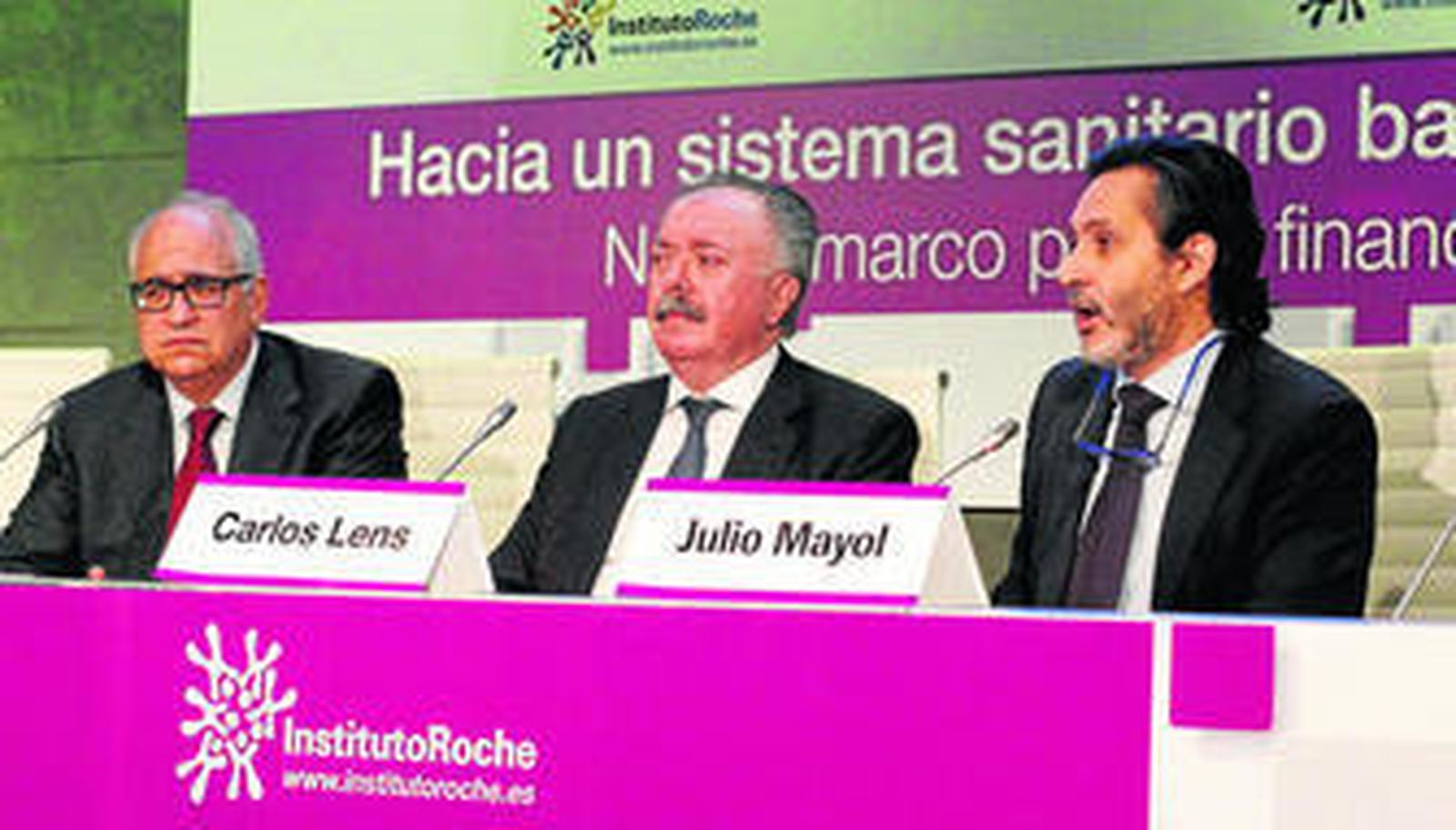 Federico Plaza, del Instituto Roche; Carlos Lens, subdirector general de Calidad de Medicamentos; y Julio Mayol, del Hospital Clínico San Carlos.