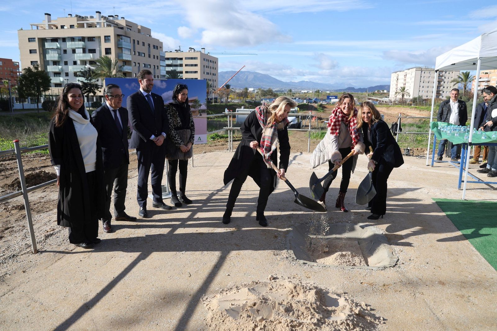 La consejera de Educción asiste al acto de colocación de la primera piedra de las obras del nuevo instituto de la zona de Soliva