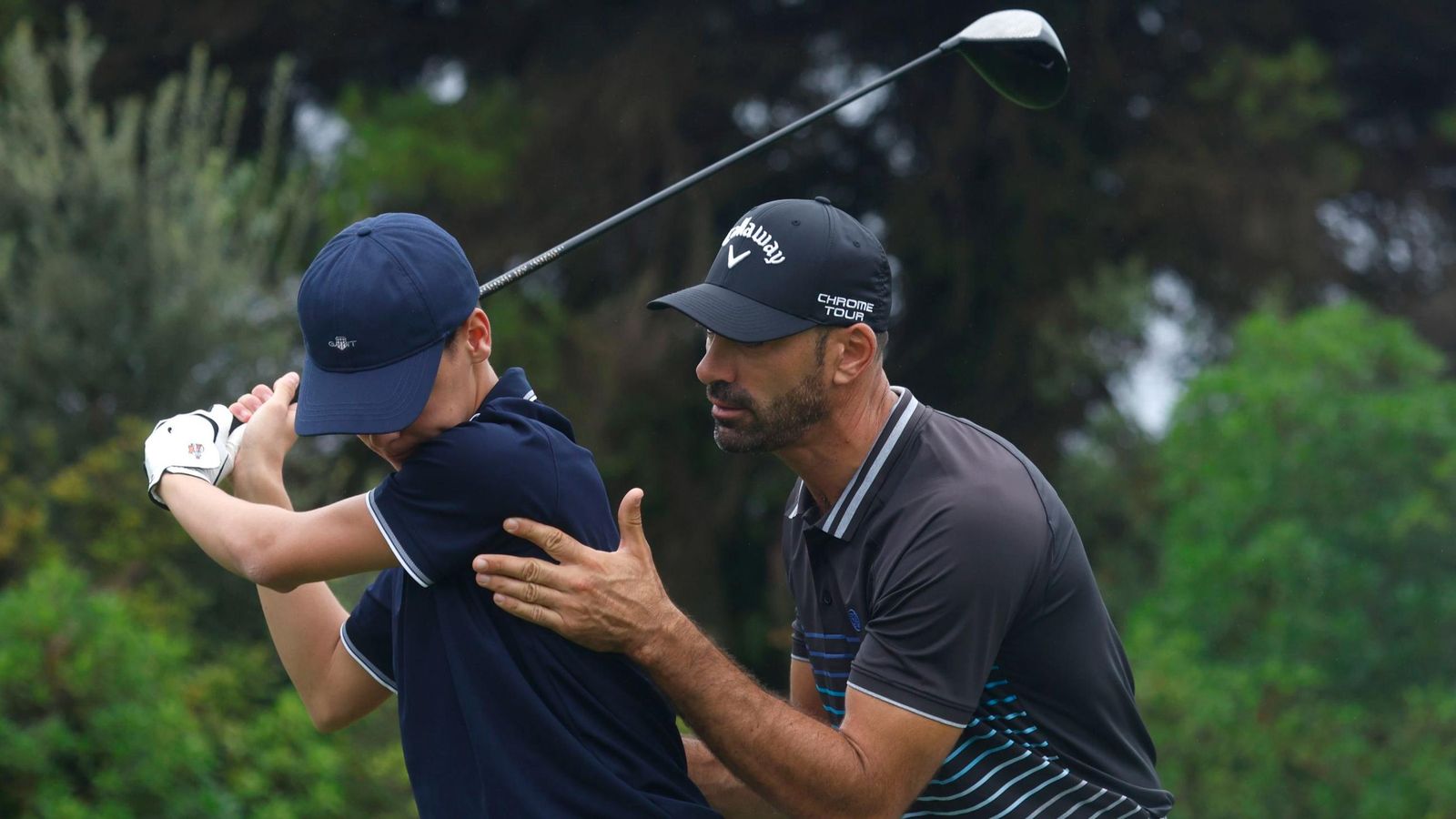 El guadiareño Álvaro Quirós da instrucciones a un amateur, este miércoles durante el pro-am